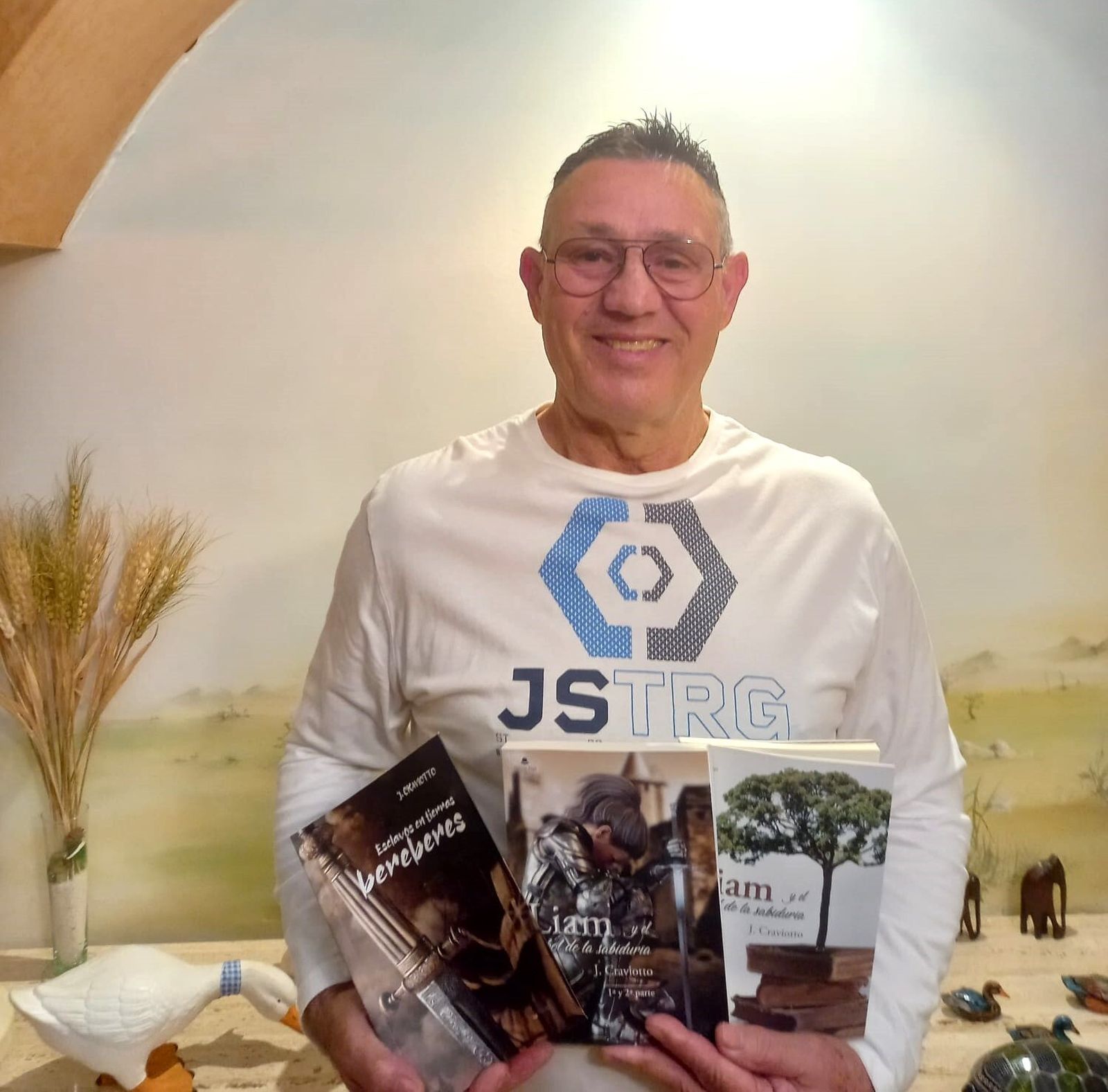 José Craviotto con las obras que presenta en Albuñol.