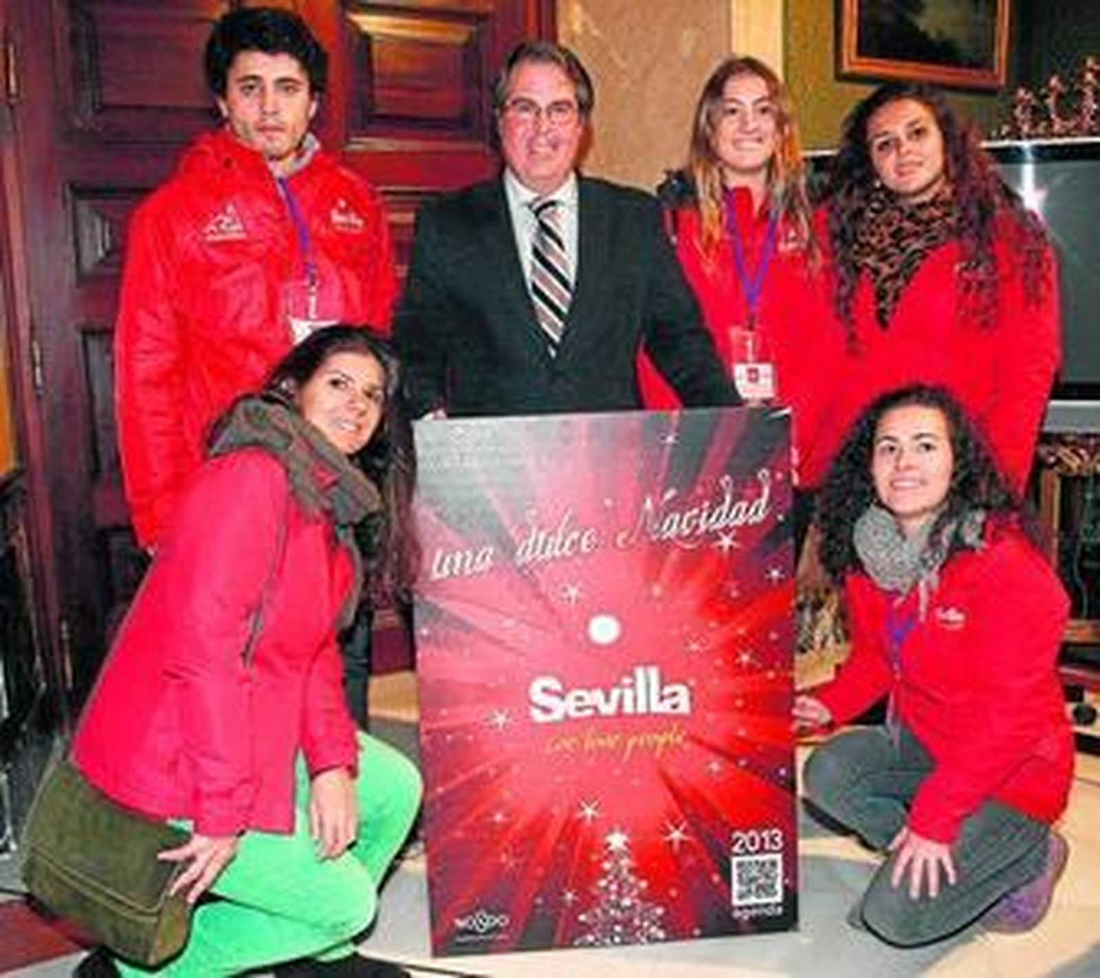 El concejal Gregorio Serrano, con los voluntarios de la campaña navideña de turismo.