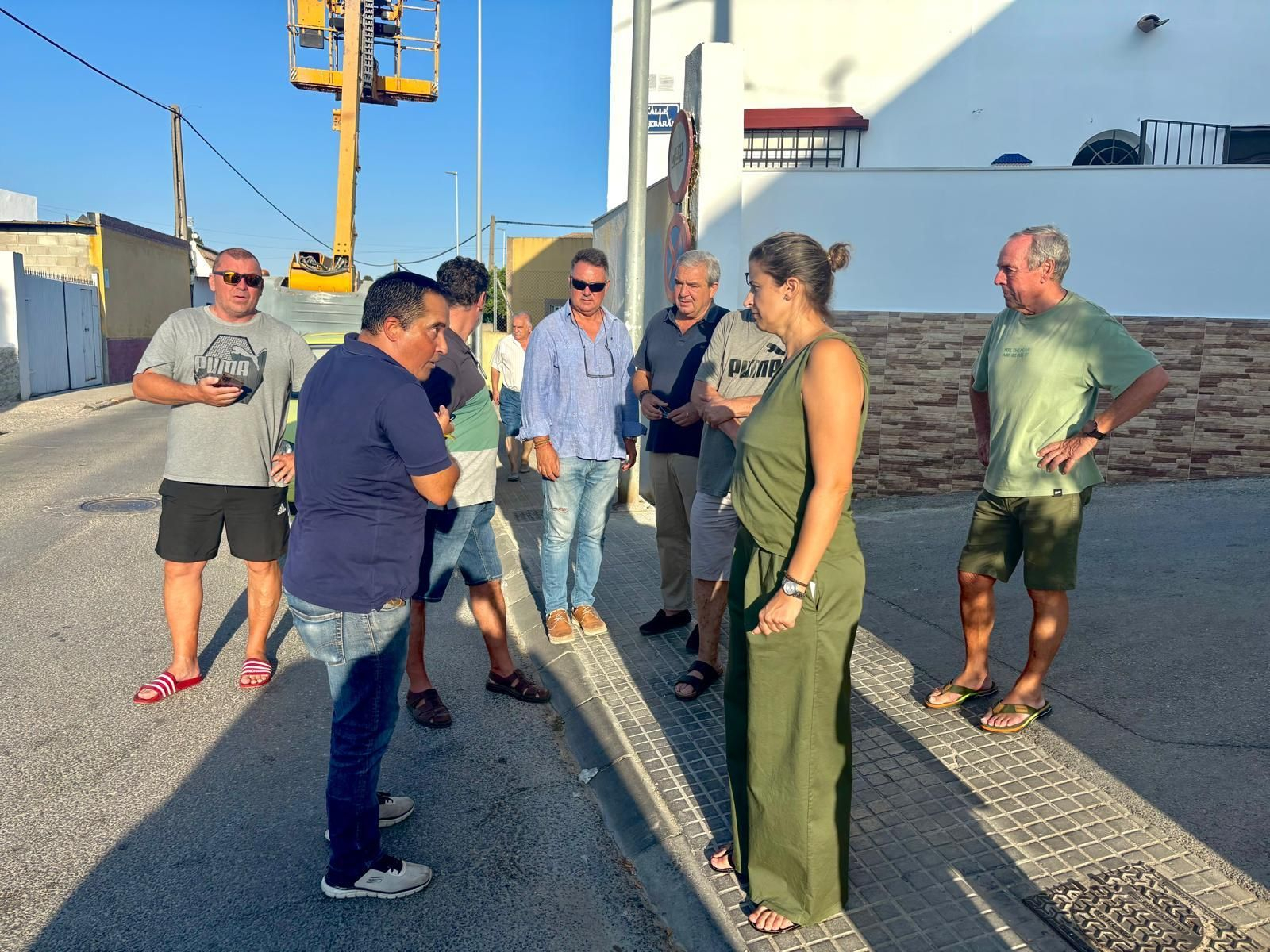 Carmen Pérez, portavoz del PP de Sanlúcar, con los vecinos de la avenida de los Santos.