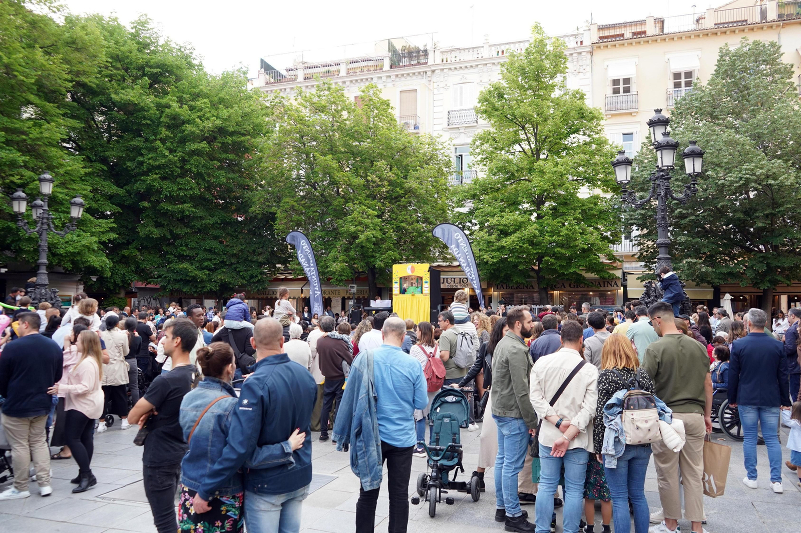 Las mejores fotos de la Noche en Blanco de Granada: del concierto de Xoel López a partidos de baloncesto