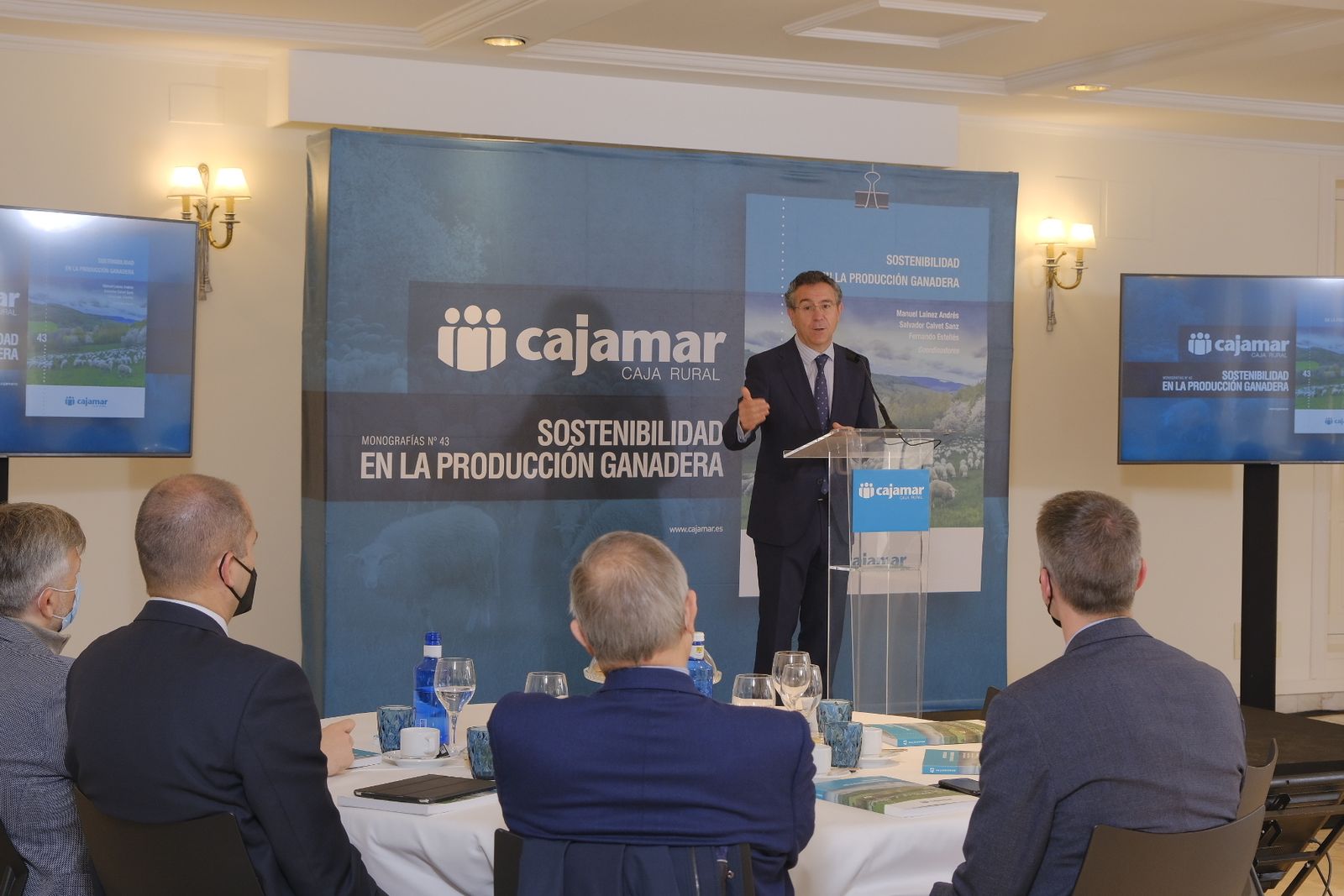 El presidente de Cajamar presenta la publicación 'Sostenibilidad en la producción ganadera'.
