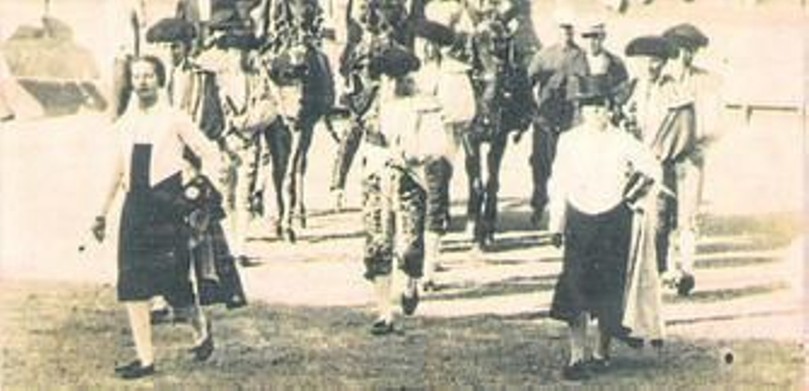 Alfonsa Quiñones, primera por la izquierda, en la plaza de San Fernando.