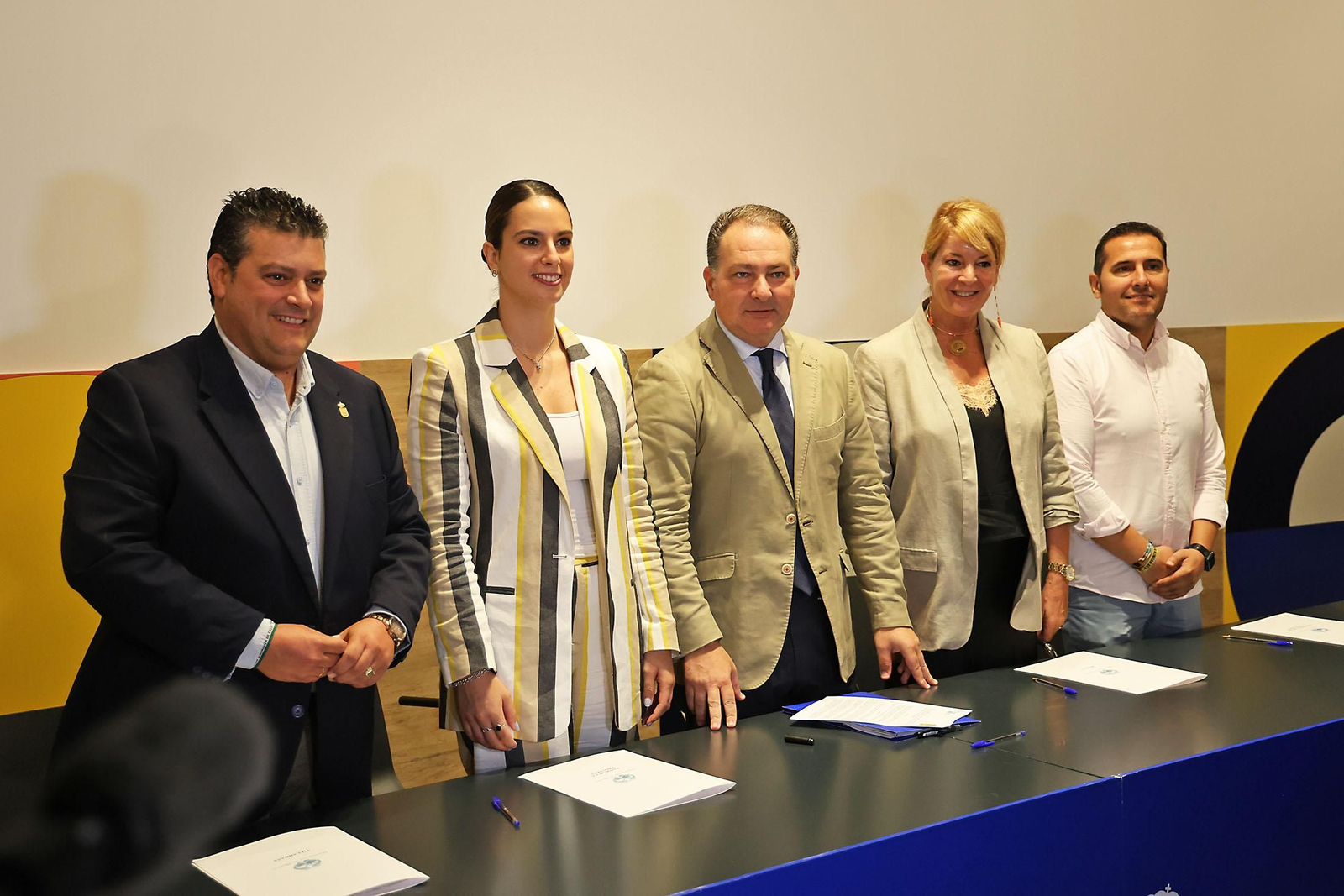 Imágenes de la firma con alcaldes de 34 municipios los convenios del programa 'Tu Diputación Invierte'