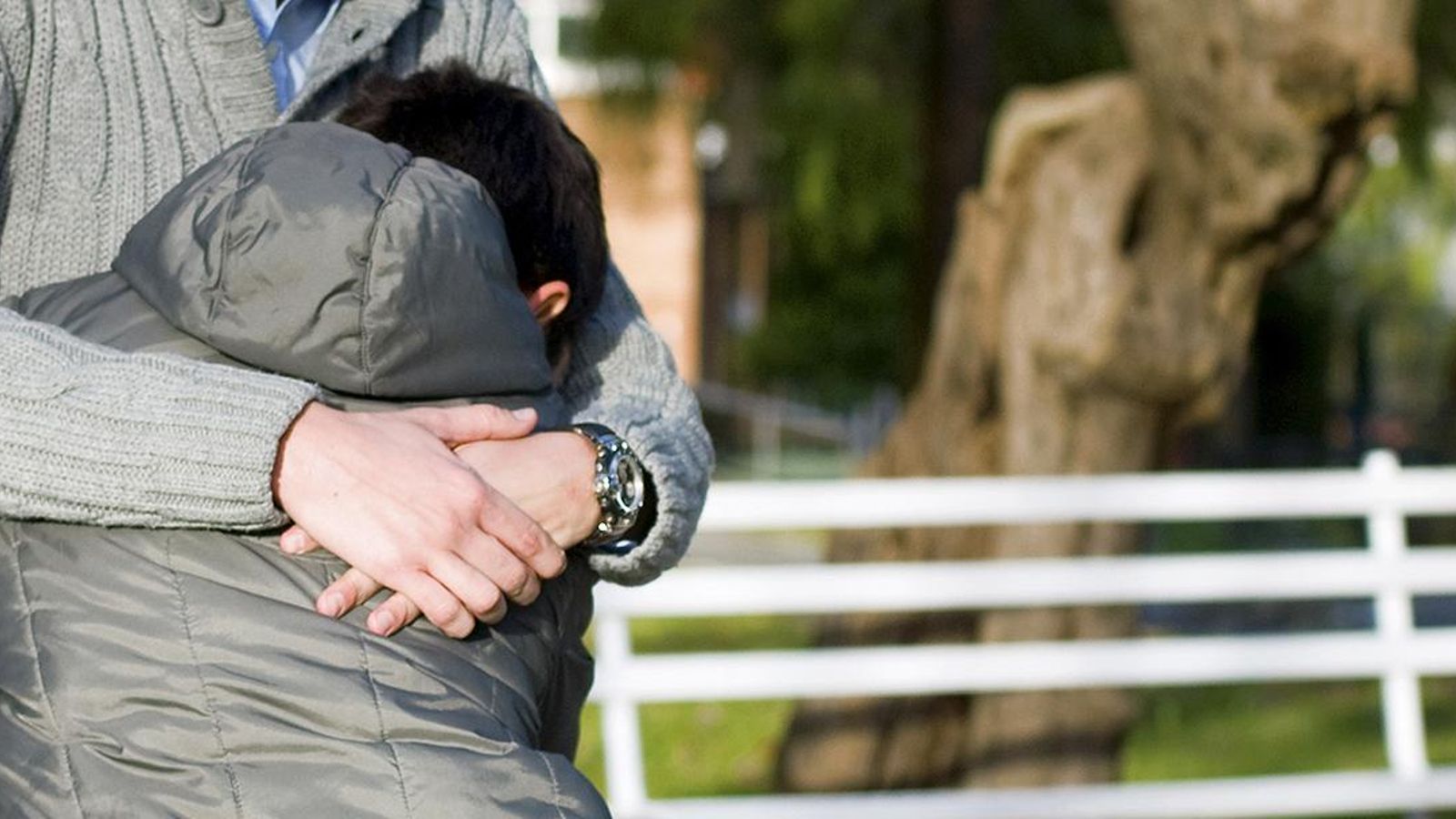 Un pequeño, con su familia de acogida.