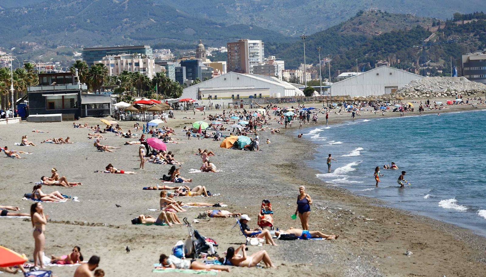 Un domingo de temperaturas altas y tiempo de playa