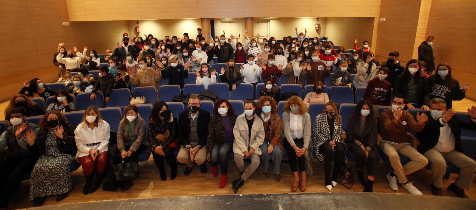 Fotografía de familia de todos los participantes en el acto