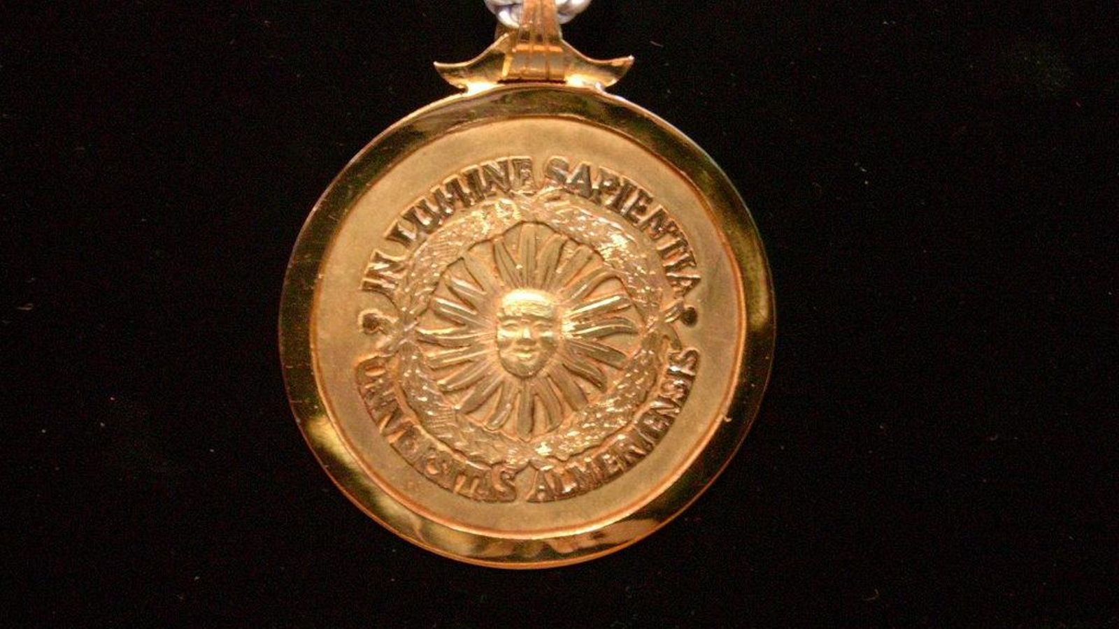 Medalla de oro de la Universidad de Almería que él diseñó y ejecutó y la institución aún conserva el modelo.