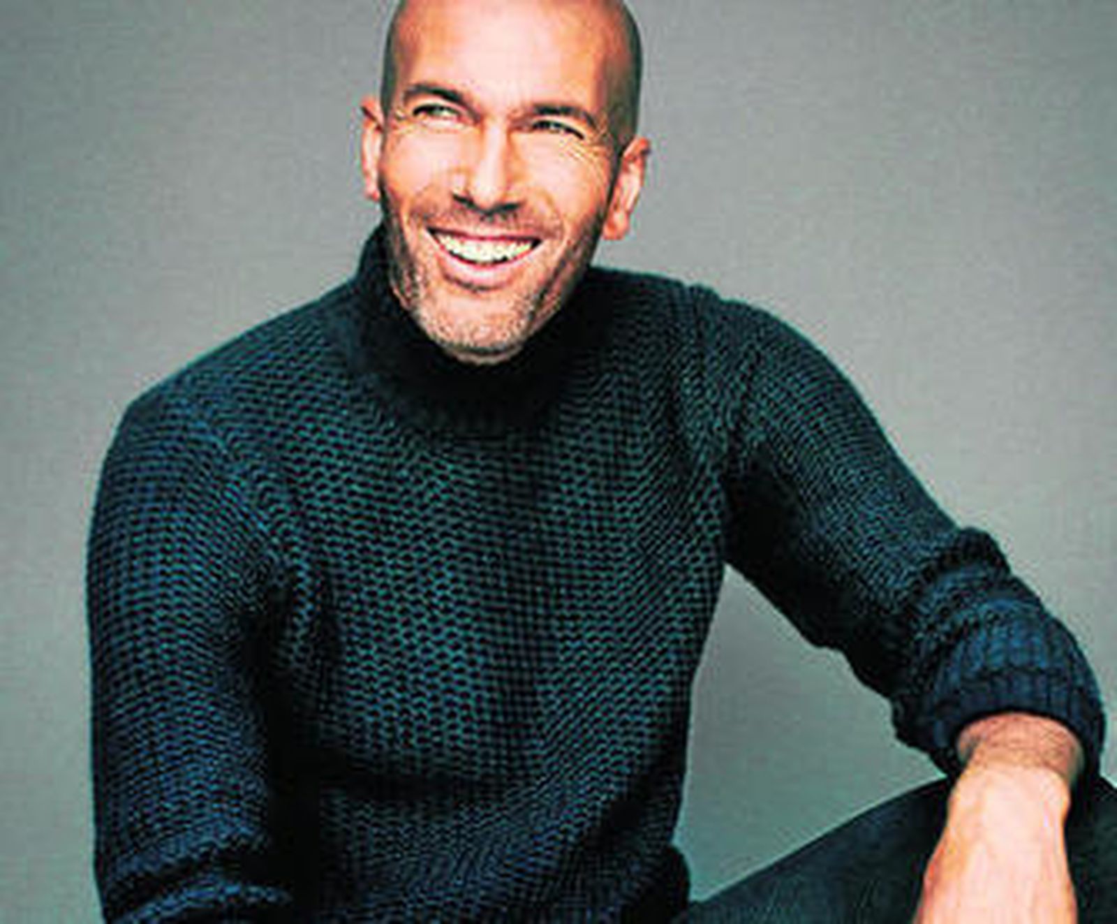 En las fotografías de la campaña el futbolista da muestra de la elegancia que le caracteriza.