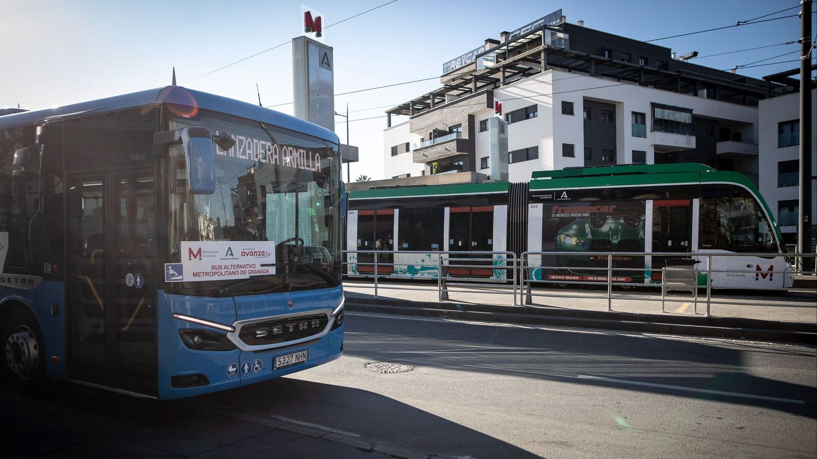 Uno de los autobuses lanzadera en la estación de Metro de Sierra Nevada