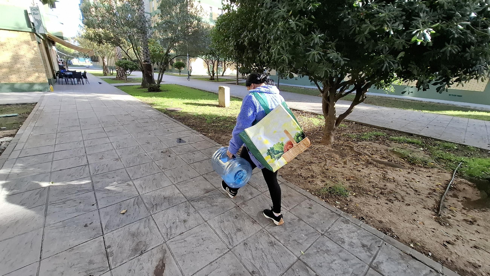 Una vecina carga una garrafa para coger agua
