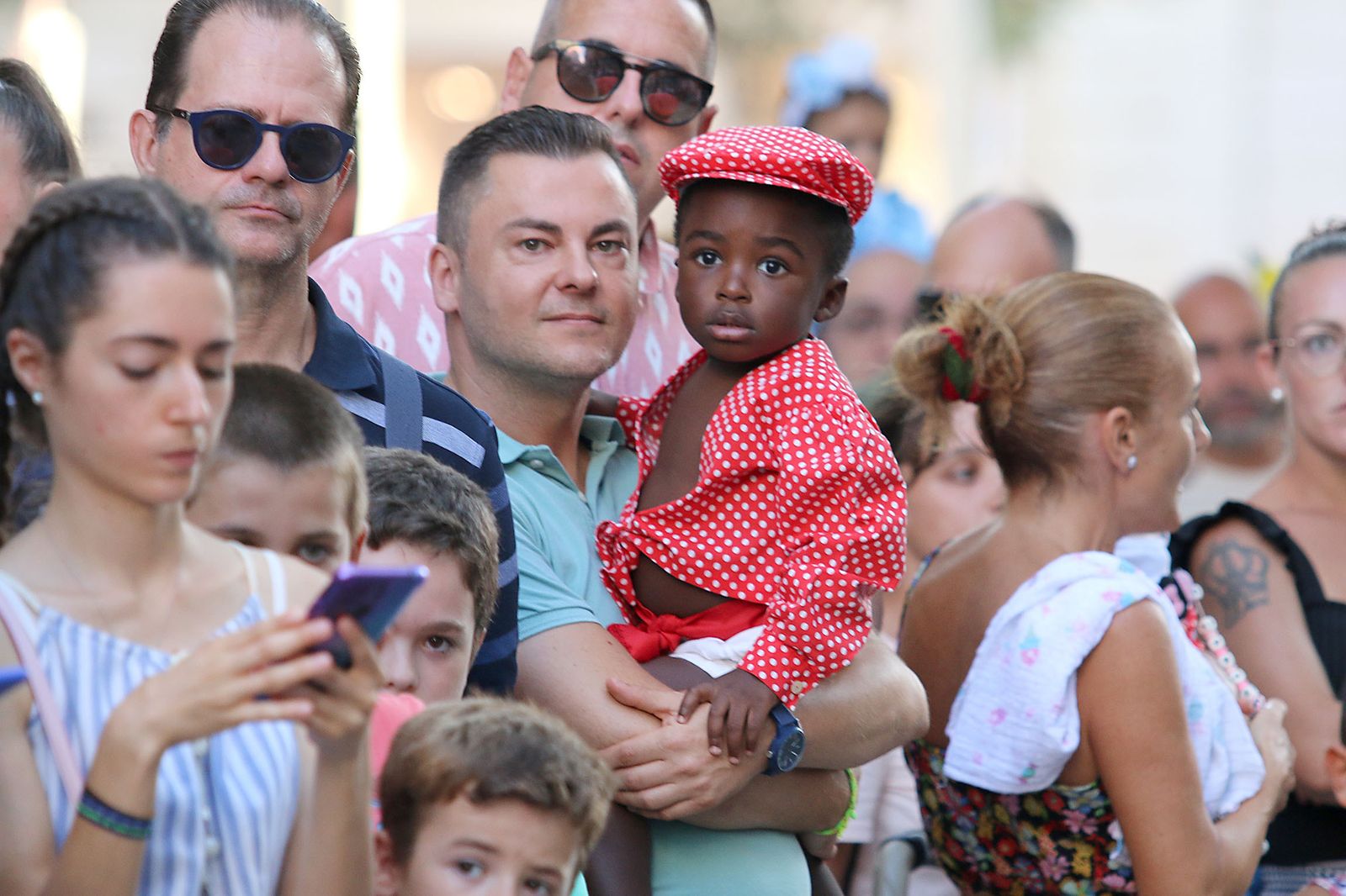 La Batalla de las Flores ha regresado inundando Almería de claveles