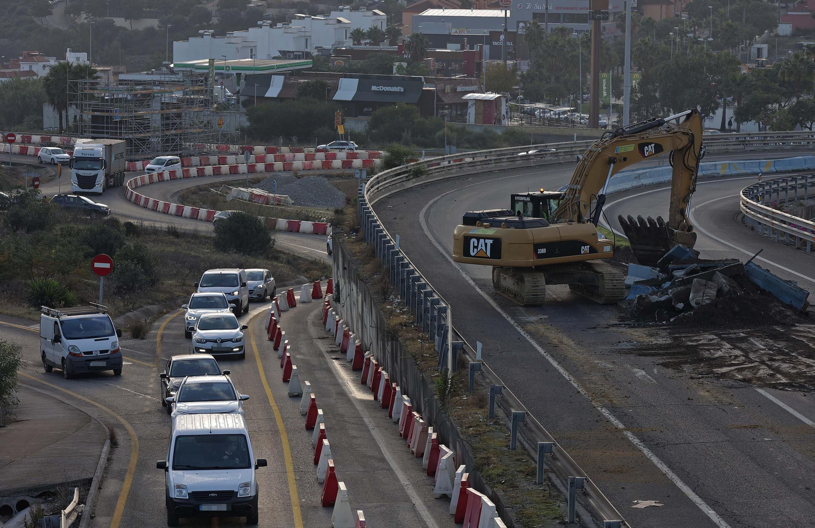 El inicio del derribo del puente de Los Pastores de Algeciras, en imágenes