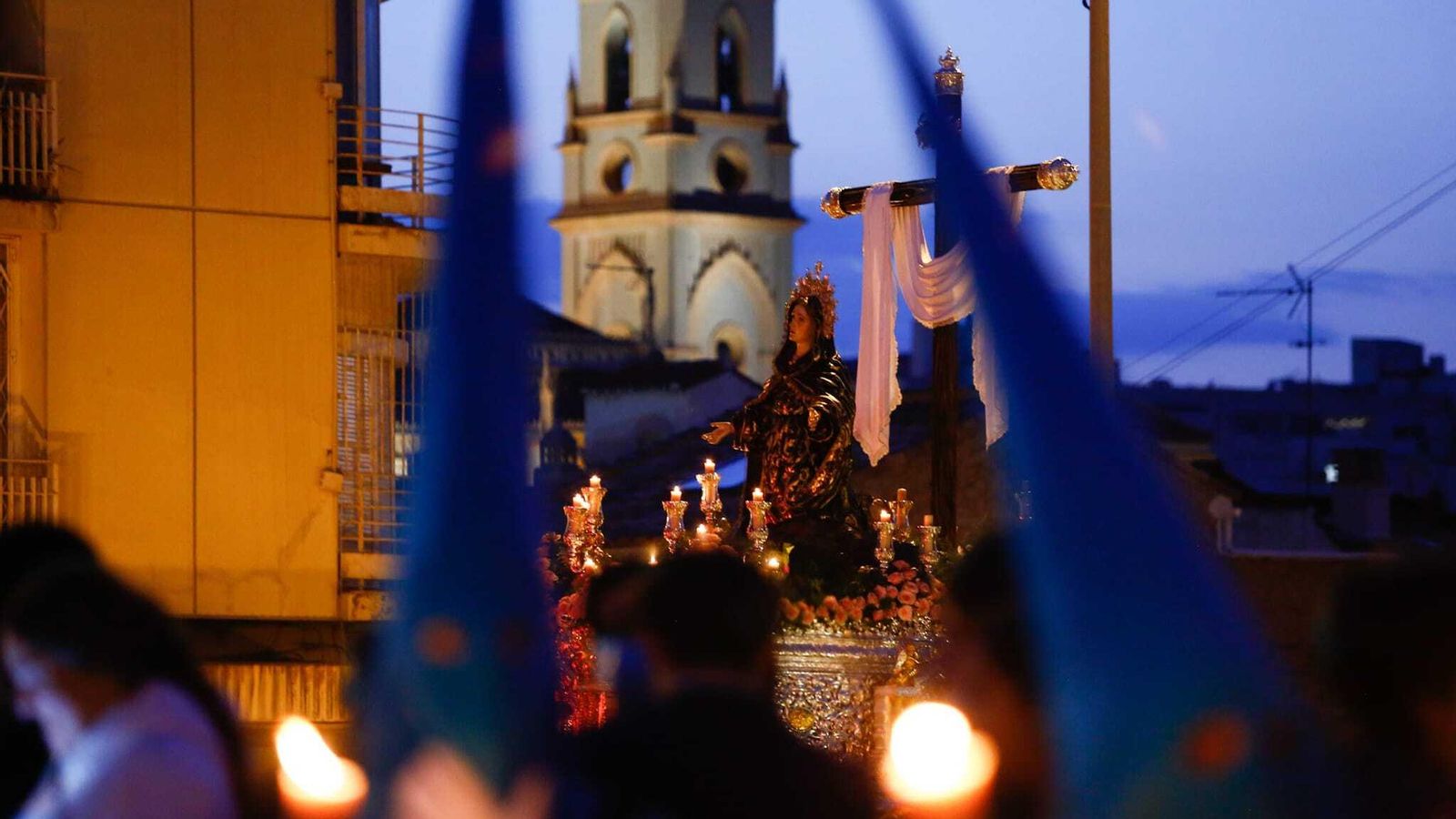 La Virgen de la Soledad de San Pablo con la torre de la iglesia al fondo.