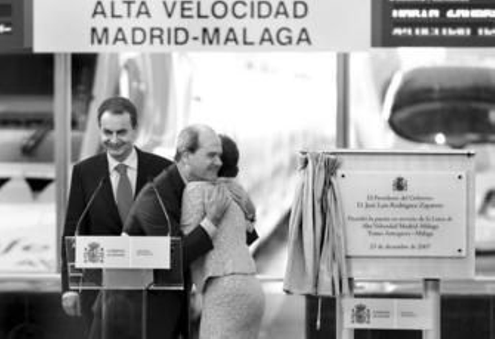 Manuel Chaves abraza a la ministra Magdalena Álvarez, ante el presidente del Gobierno.