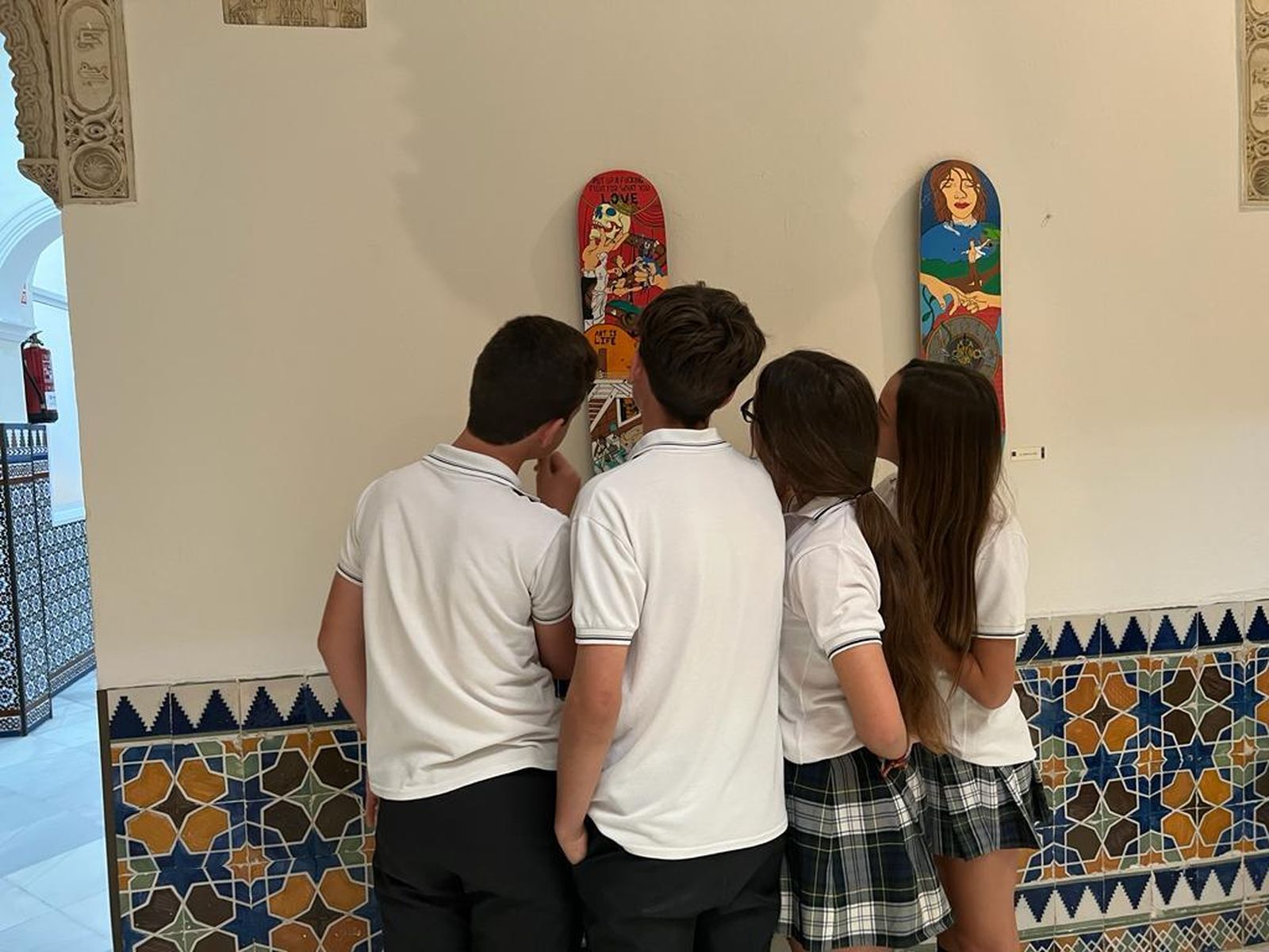Alumnos del colegio Montaigne observan obras de María Plata.