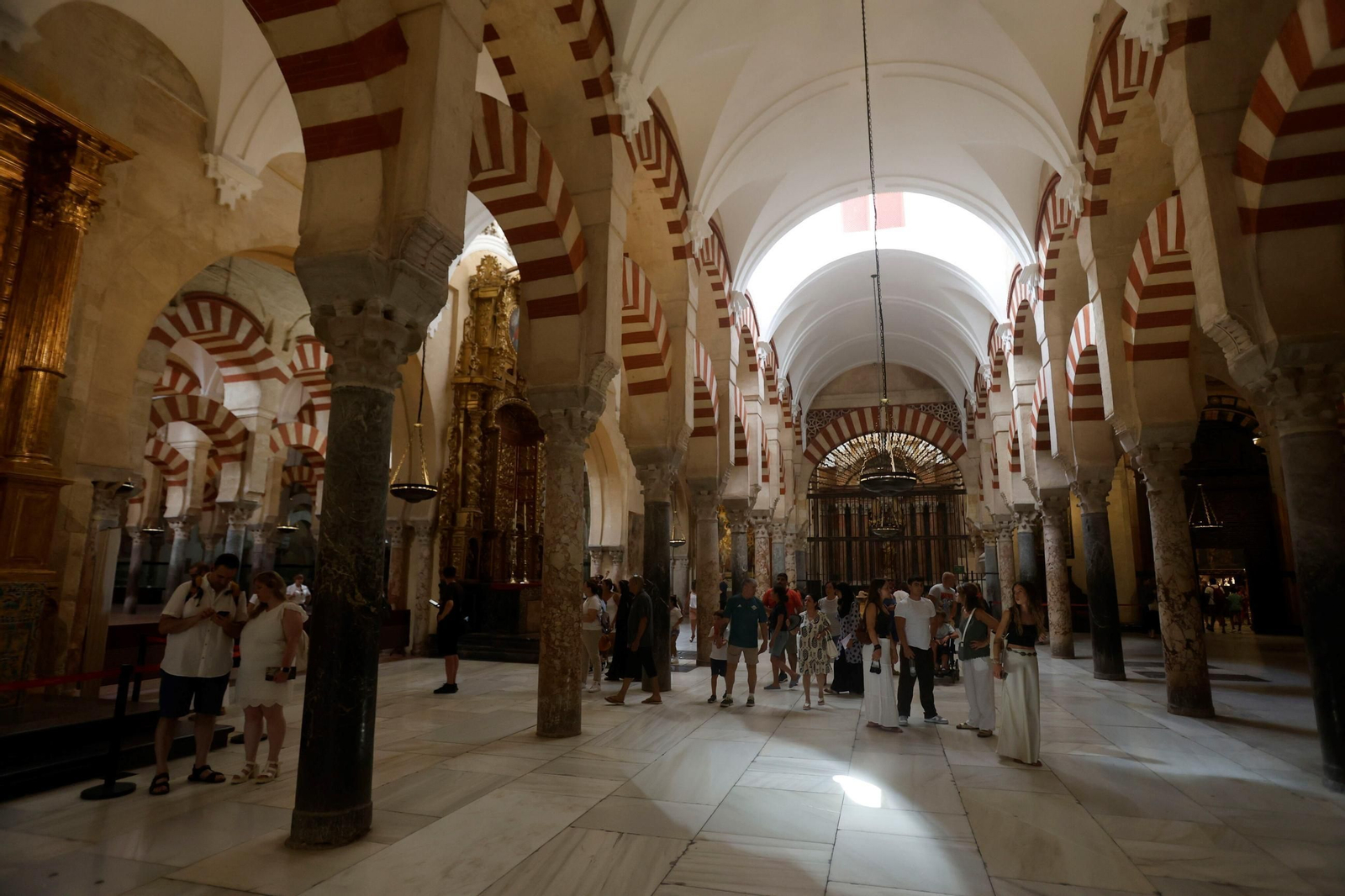 Los trabajos en la Mezquita-Catedral para supervisisar y evaluar los daños, en fotos