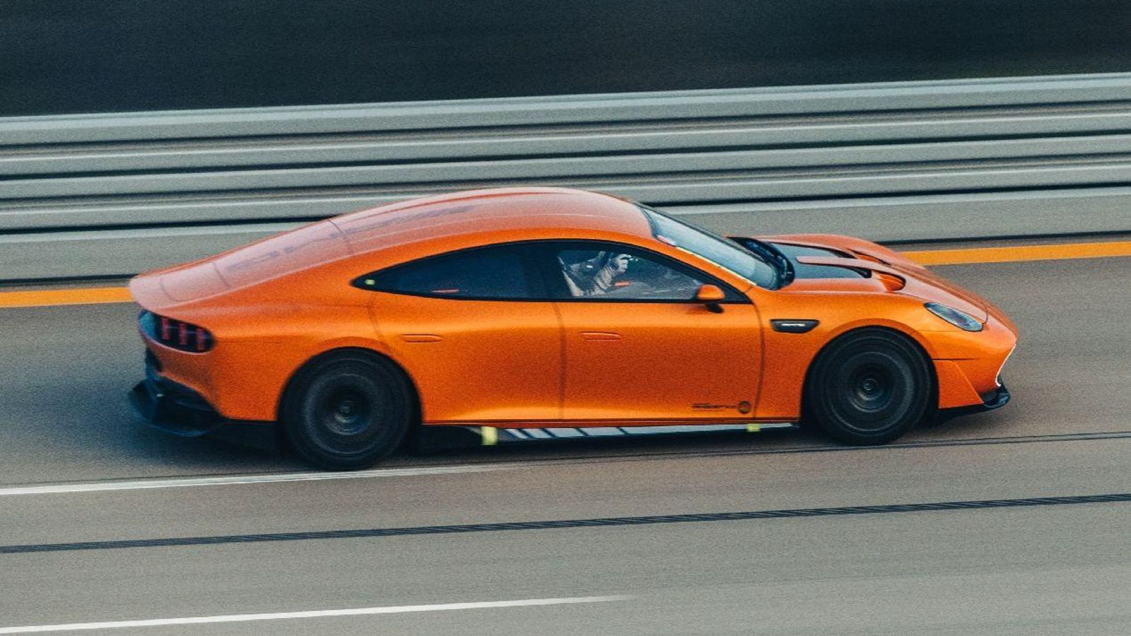 En la práctica, este Concept AMG GT XX es un coche singular, como lo son los de carreras, pero con soluciones que, en algunos casos, podrían alcanzar la producción.