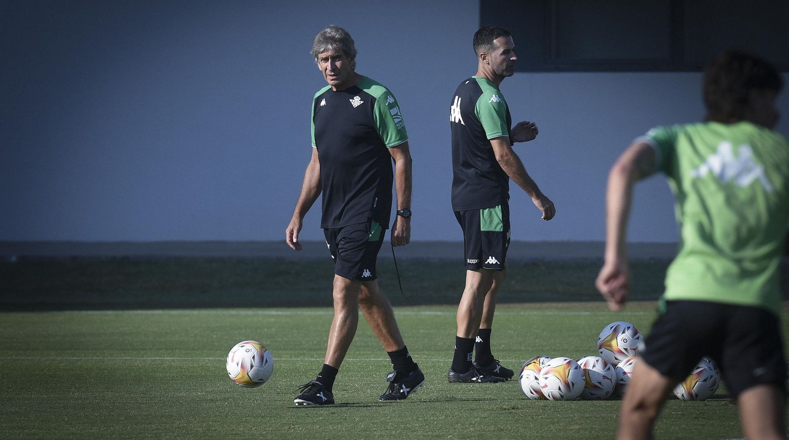 Manuel Pellegrini, junto a Fernando, en el entrenamiento del pasado miércoles.