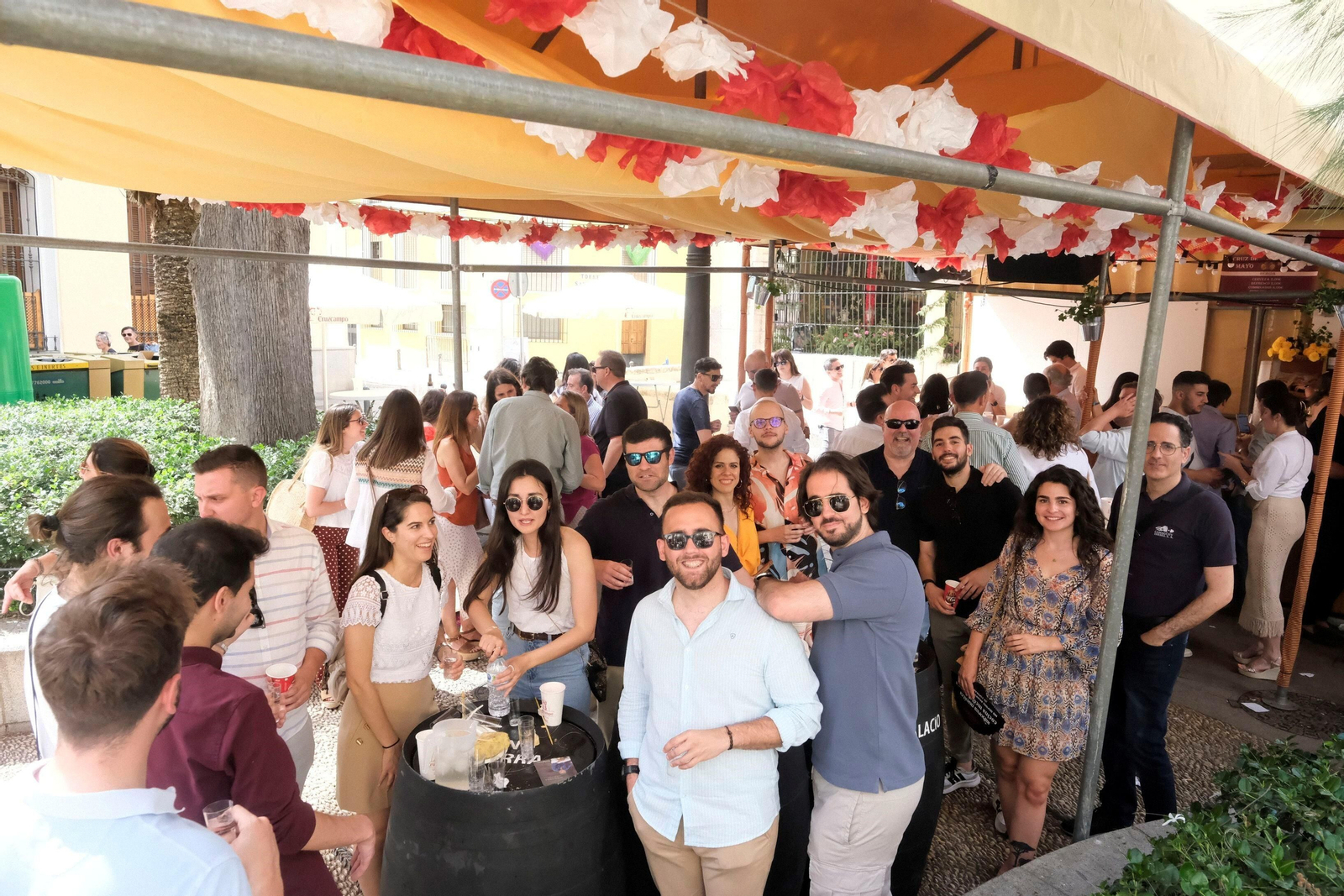 Ganas de fiesta a las puertas del fin de semana en las Cruces de Mayo de Córdoba, en imágenes