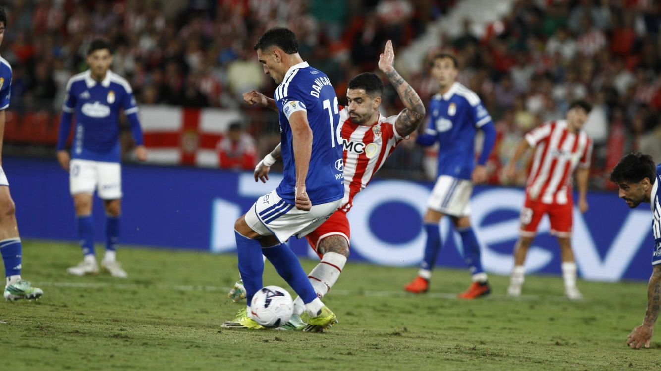 El Almería se duerme y deja escapar los tres puntos ante el Real Oviedo (2-2)