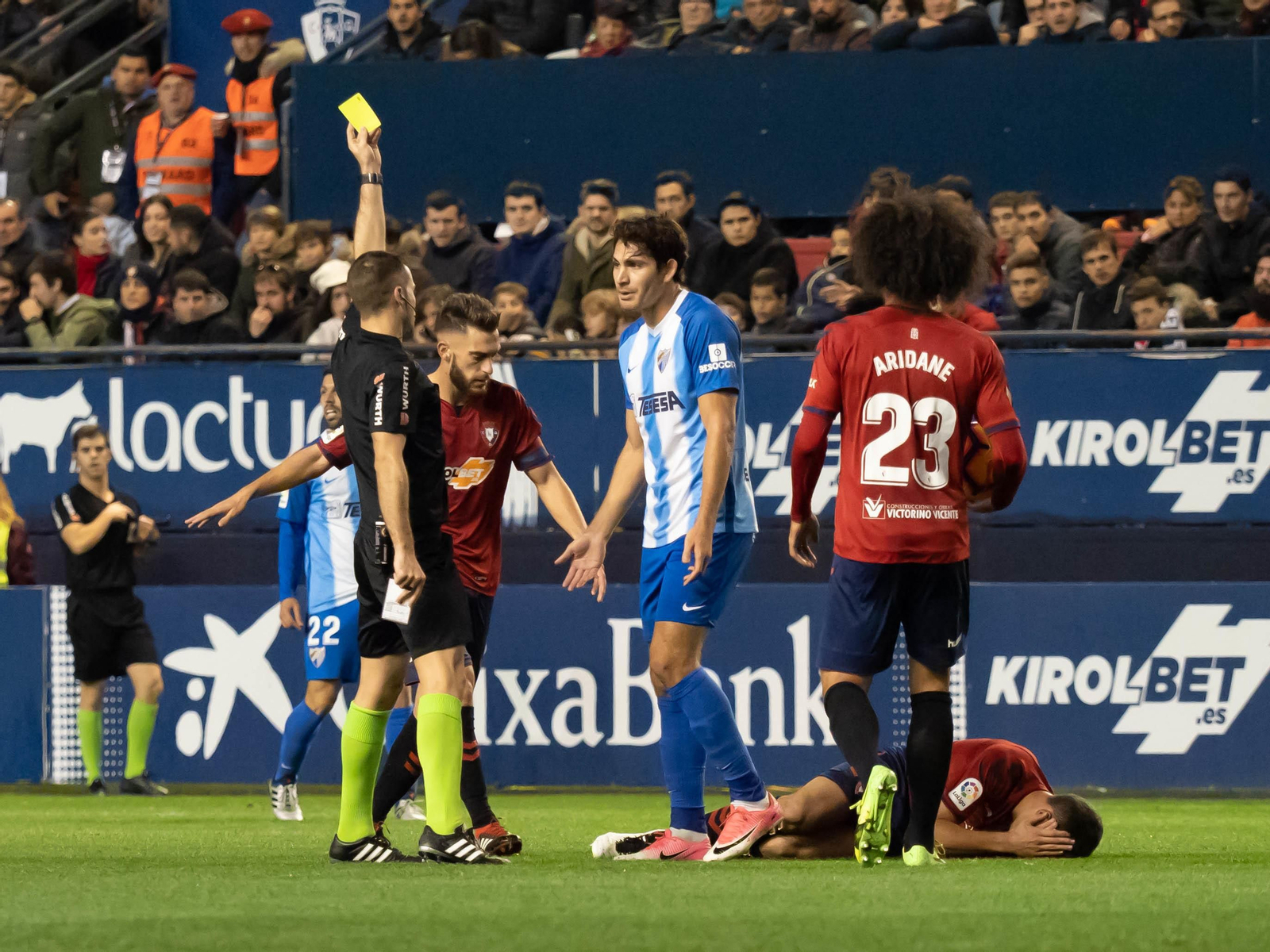 El árbitro muestra la cartulina amarilla a Blanco Leschuk