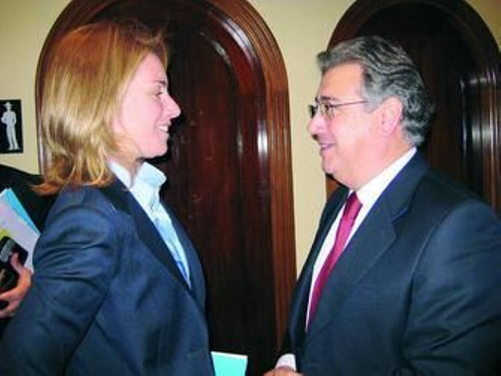 Zoido conversa con la presidenta del Parlamento vasco, Arantza Quiroga.