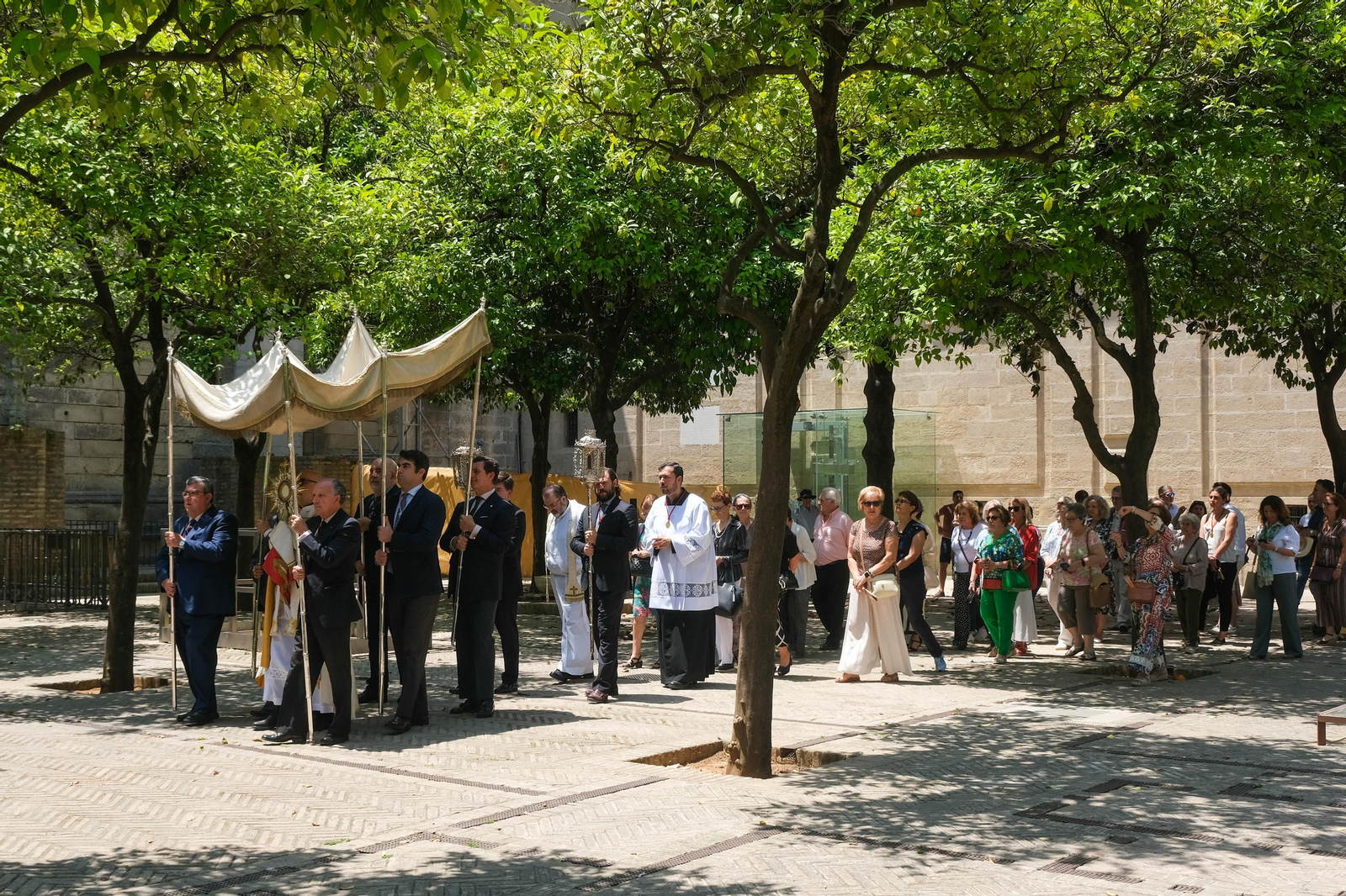 Sacramental del Sagrario. Procesión claustral de su Divina Majestad por el patio de los naranjos