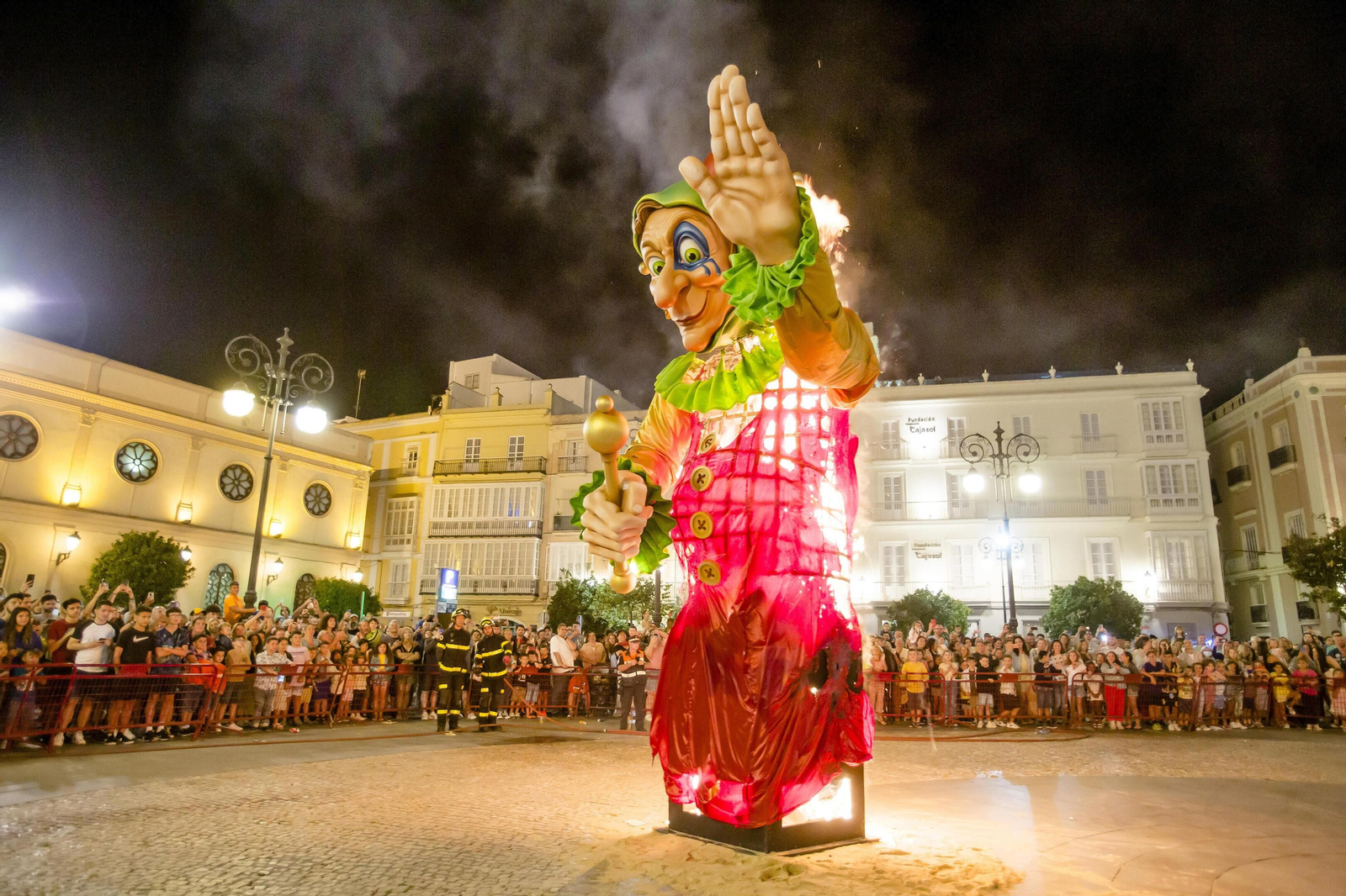 Noche de San Juan en Cádiz: Imágenes de la quema de los juanillos