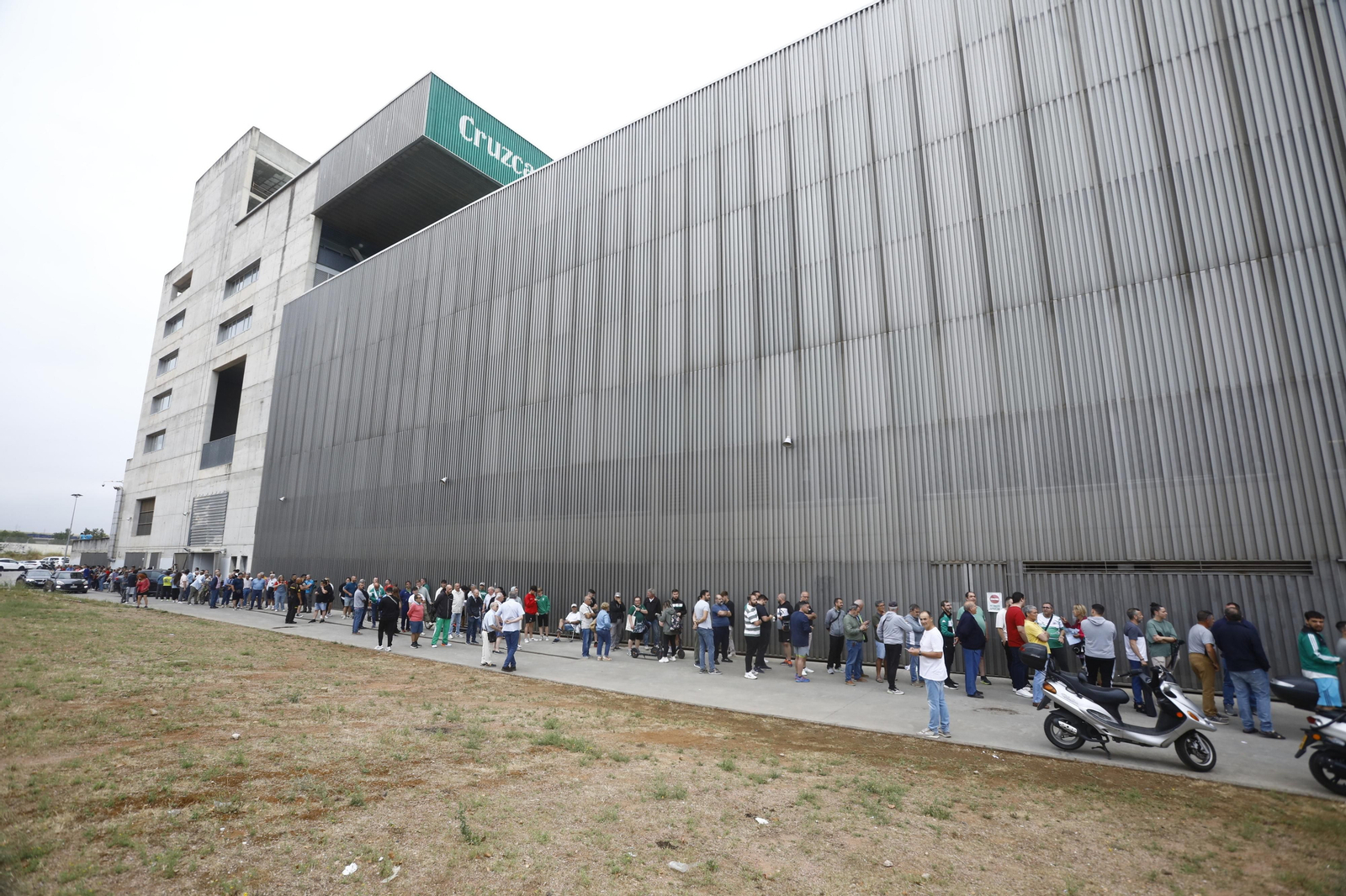 Las mejores fotos de las colas de El Arcángel para conseguir las entradas del Córdoba CF - Barcelona Atlétic Las mejores fotos de las colas de El Arcángel para conseguir las entradas del Córdoba CF - Barcelona Atlétic