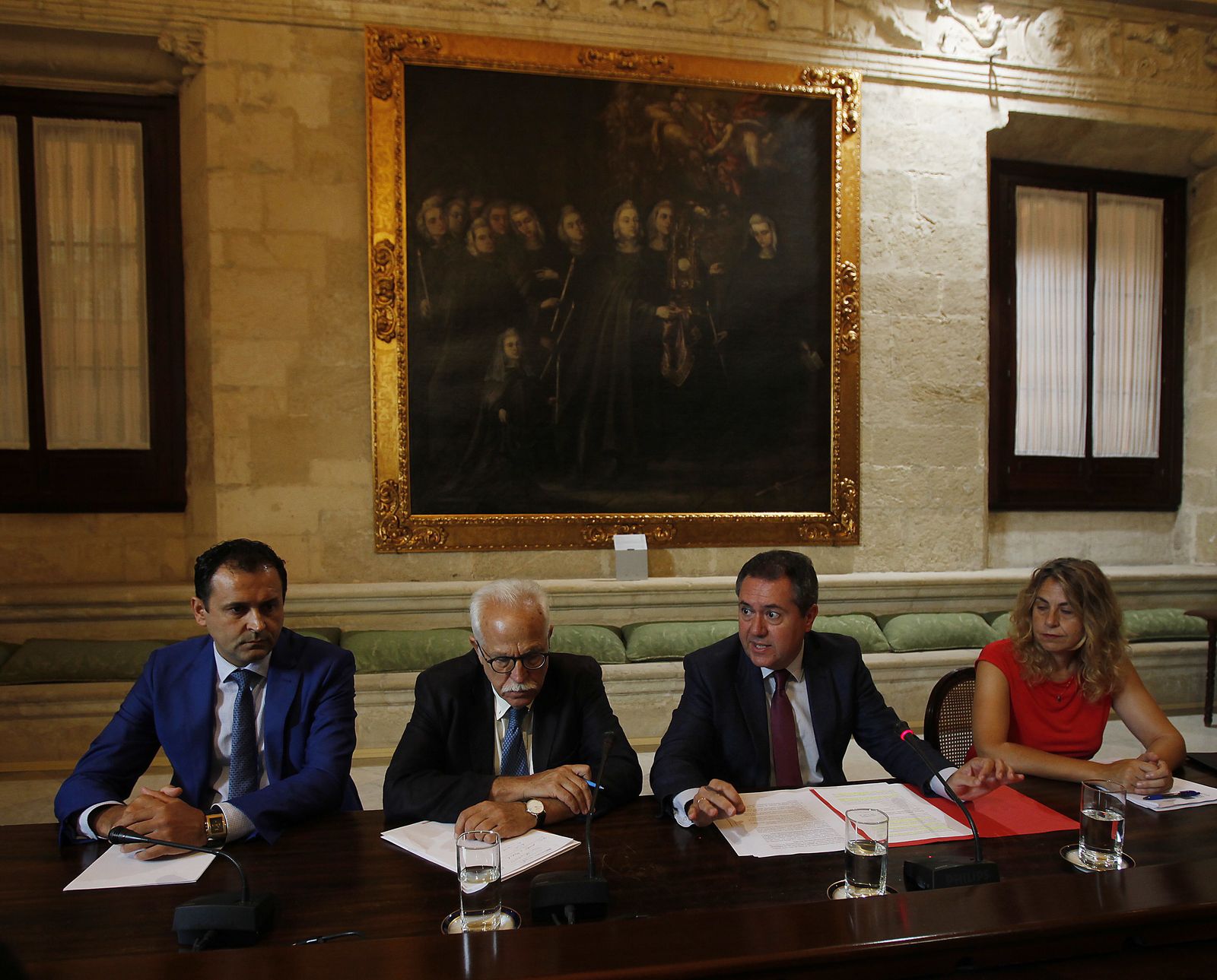 El consejal Joaquín Castillo y Juan Espadas, flanqueados por responsables de Hacienda en la rueda de prensa para presentar las cuentas.