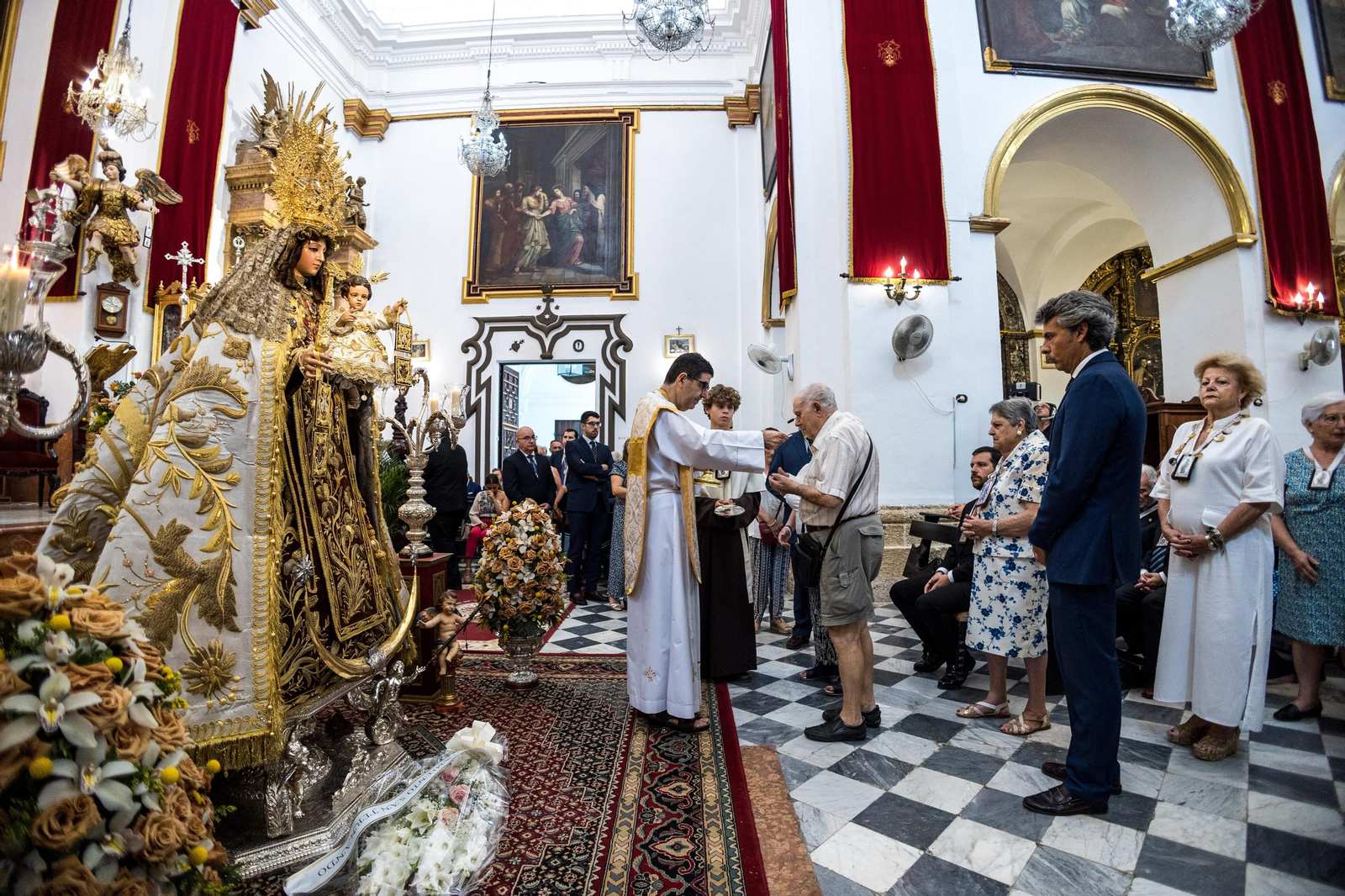 Las imágenes de la función y el besamanos a la Virgen del Carmen en San Fernando