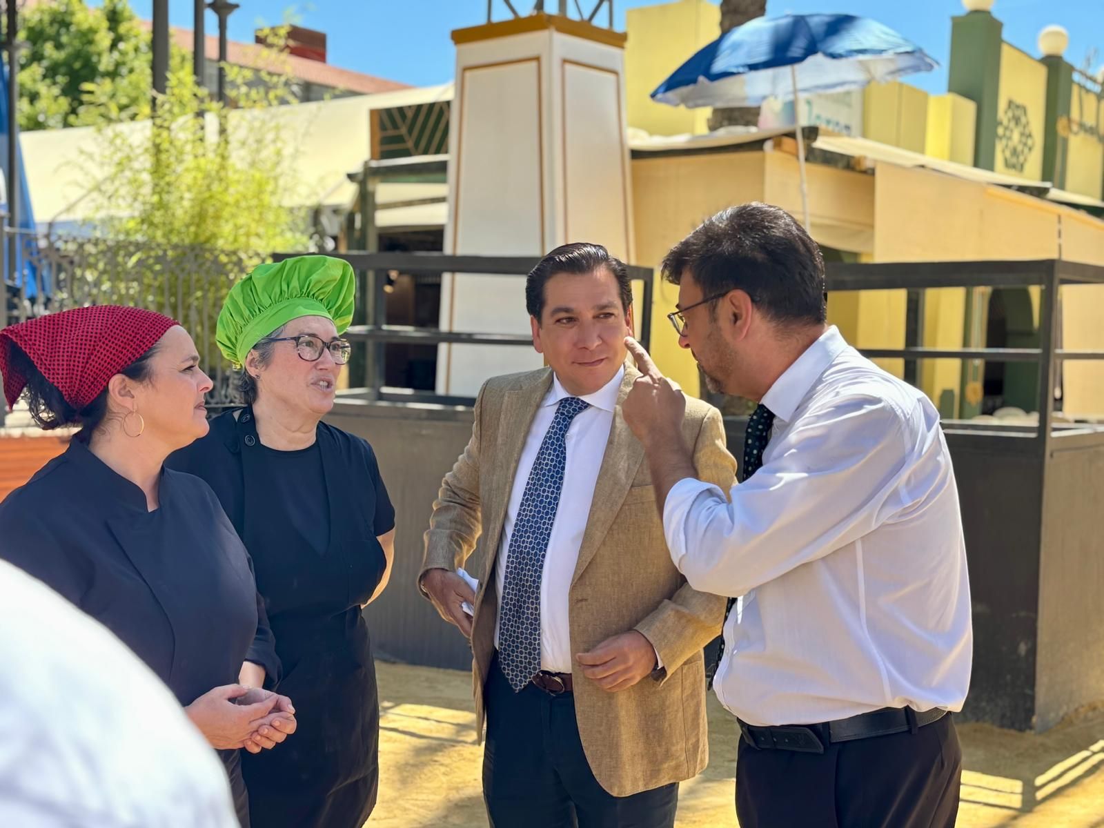 Antonio Fernández, dialogando con el hostelero Alfredo Carrasco.