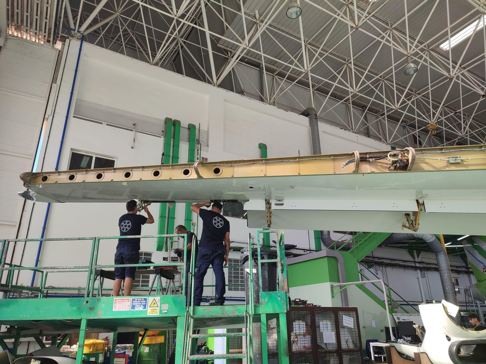 Un paseo en imágenes por el hangar de Binter, donde se revisan los aviones que vuelan a Córdoba