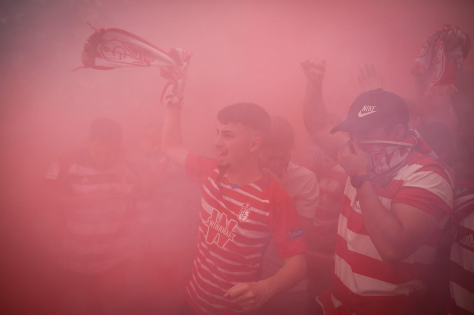 En imágenes: Así ha sido el recibimiento al autobús del Granada