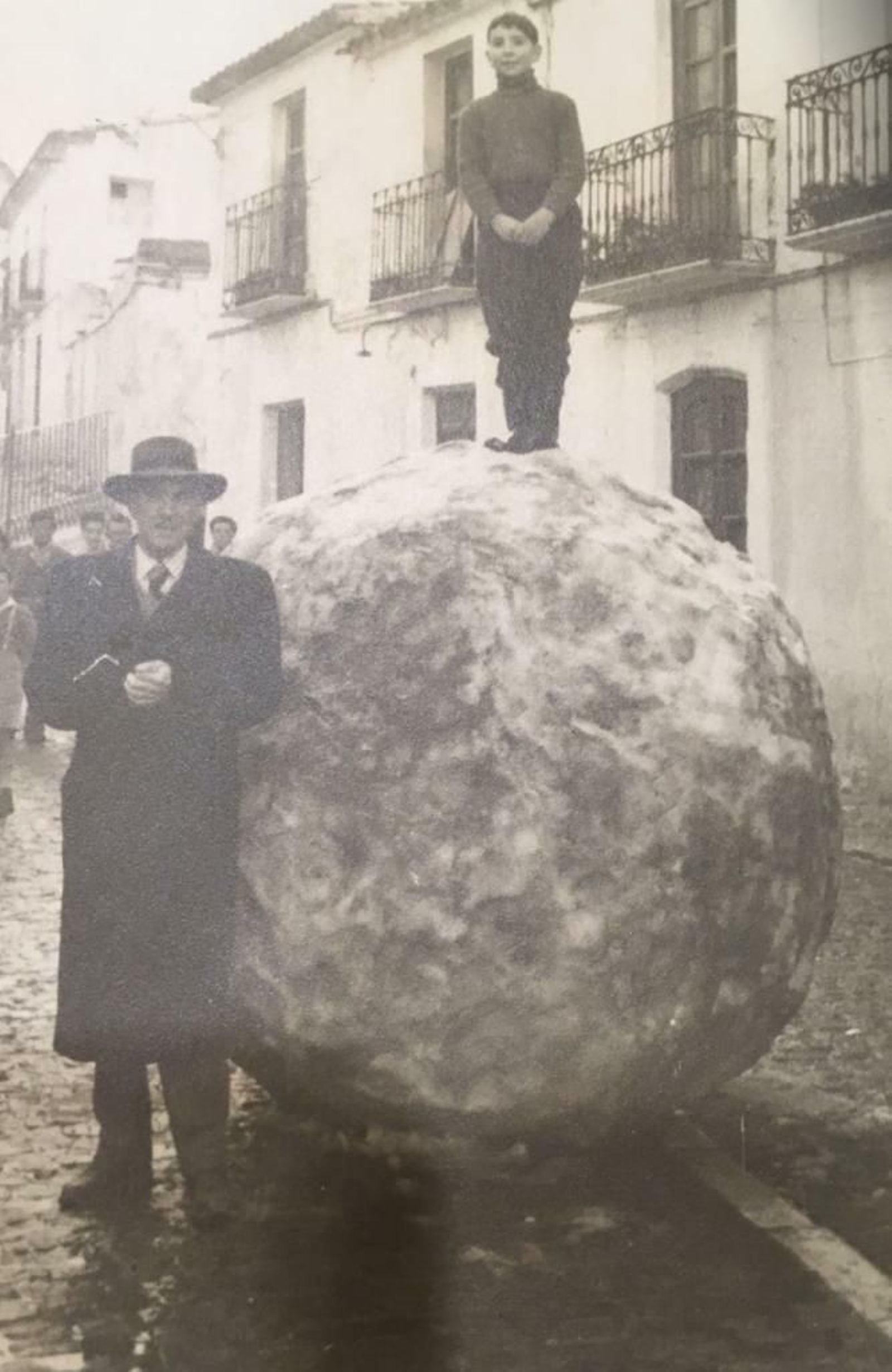 Con su padre. Él, de niño, está subido a una enorme bola de nieve.