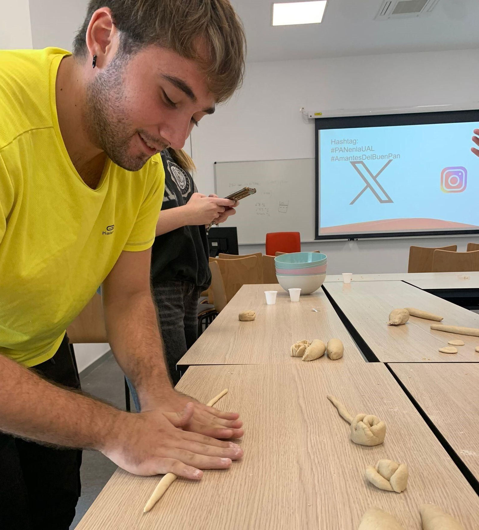 Vea cómo estudiantes de la UAL elaboran el 'Pan de Agua de Mar del Paraje Natural Cabo de Gata'