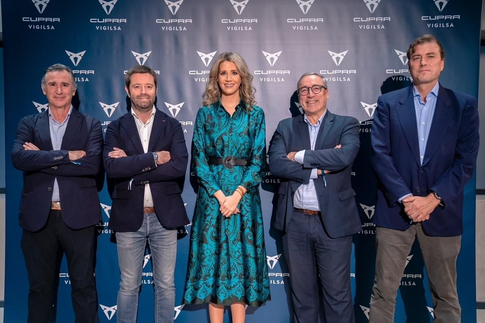 Juan J. Gómez, Víctor Sarasola, Teresa Gil, Mikel Palomera y Juan Collados durante el evento que estrenó las nuevas instalaciones del concesionario.