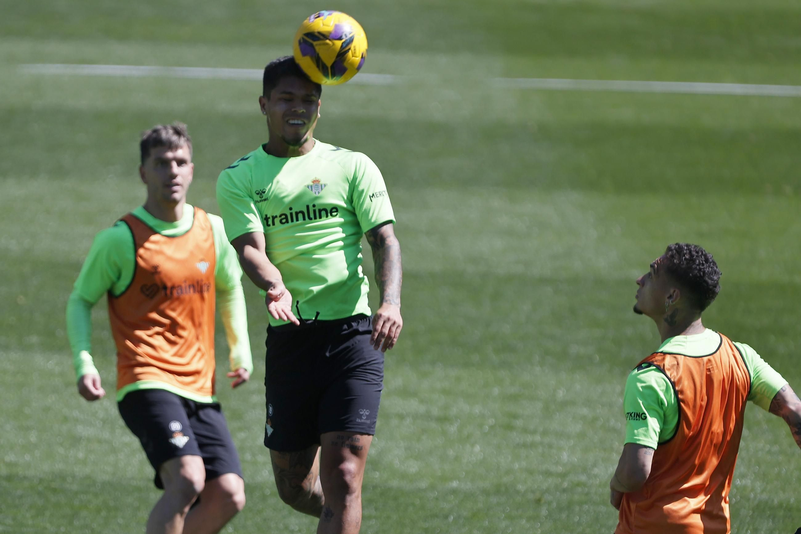 Las imágenes del gran ambiente en el entrenamiento del Betis
