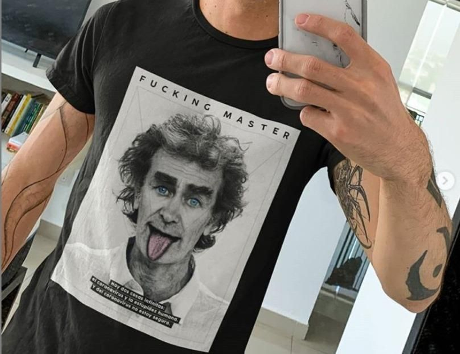 Uno de los modelos de camiseta con la cara del epidemiólogo Fernando Simón.