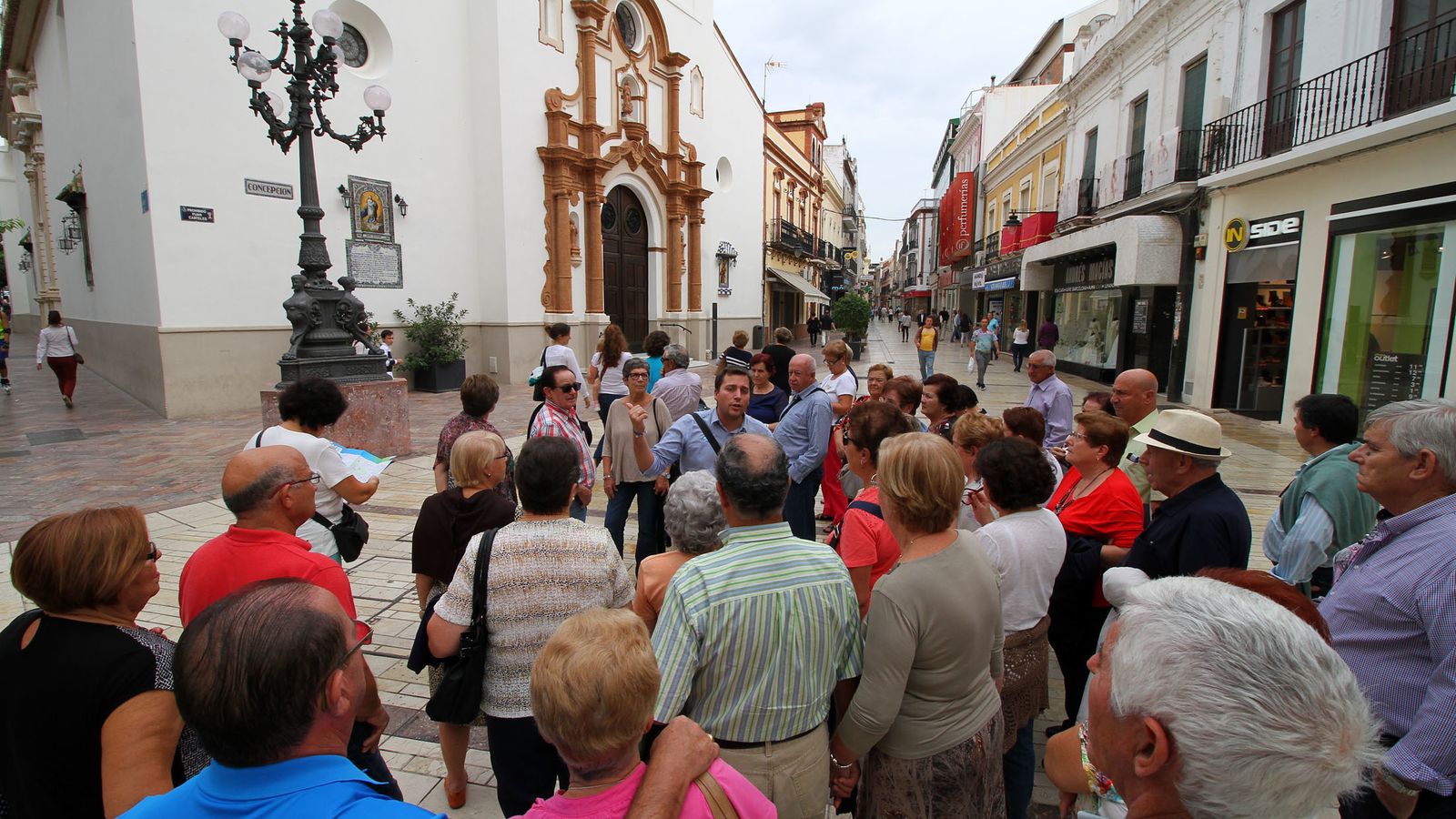 Un grupo de turistas conoce la iglesia de la Concepción.