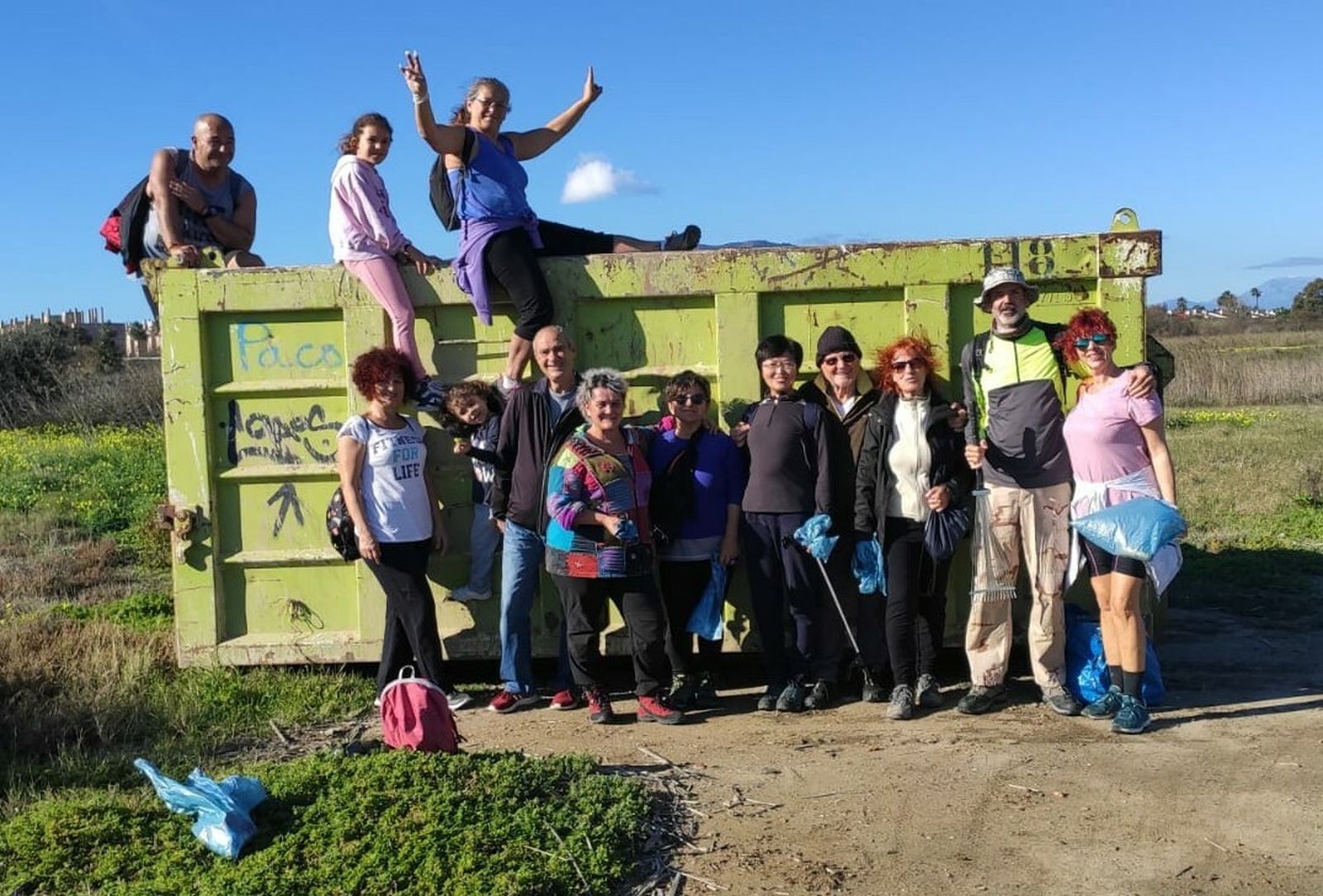 Uno de los grupos de voluntarios que participaron en las labores de limpieza.