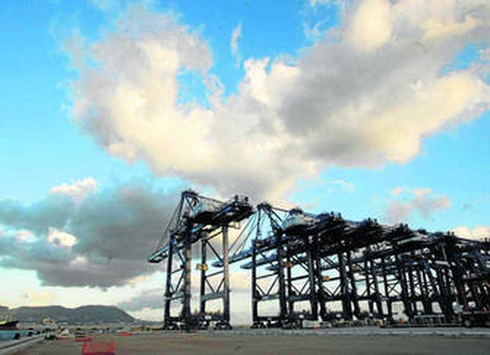 Viste general de las grúas en la terminal de Isla Verde Exterior, preparadas para acoger la primera operación oficial.