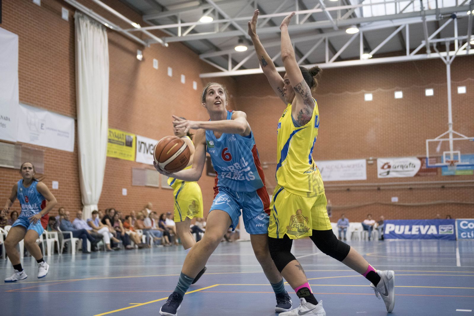 Rebeca Rodríguez intenta una penetración en el duelo del pasado sábado.