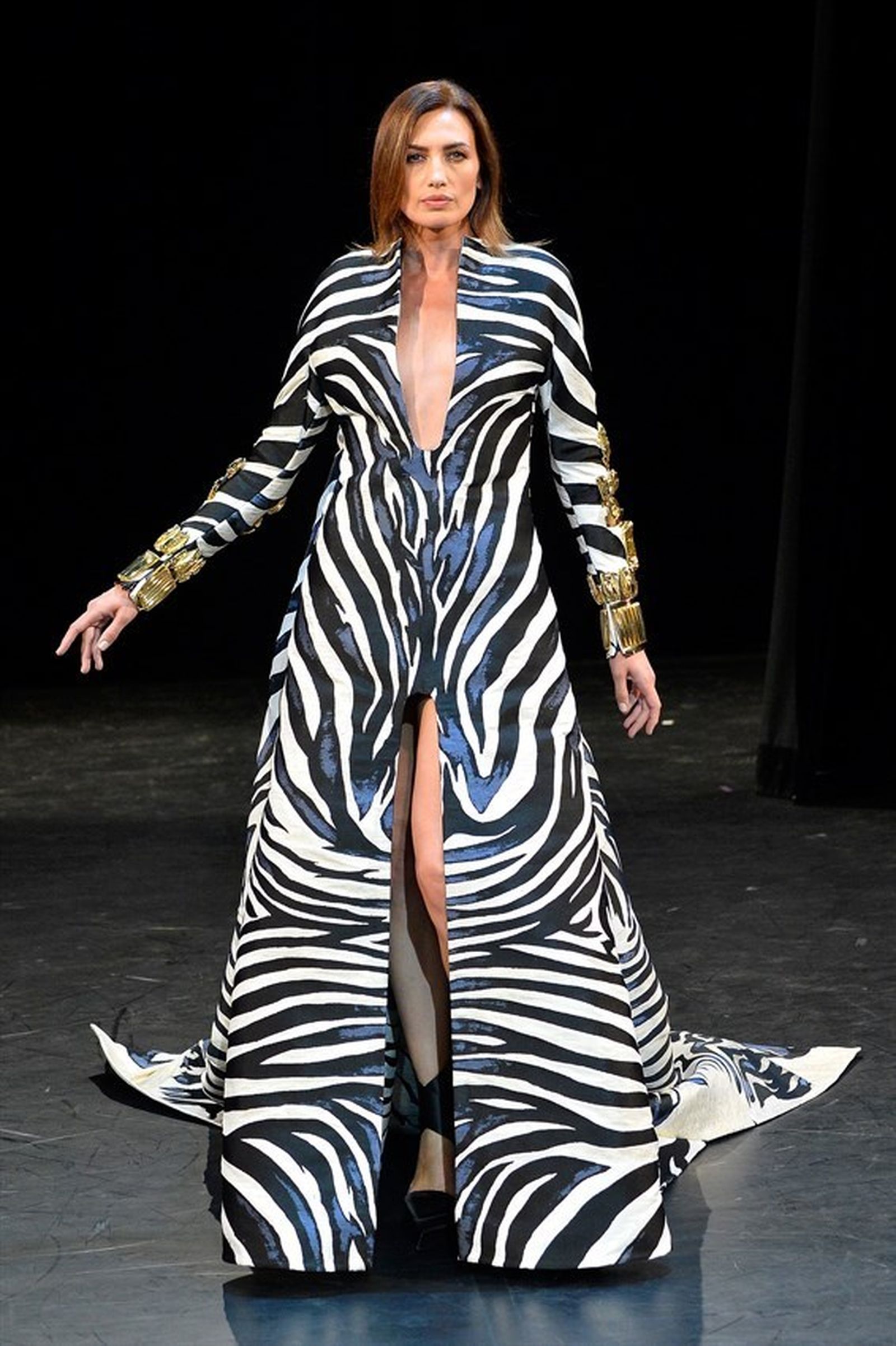 Nieves Álvarez abrió el desfile de Alta Costura de Stephane Rolland.