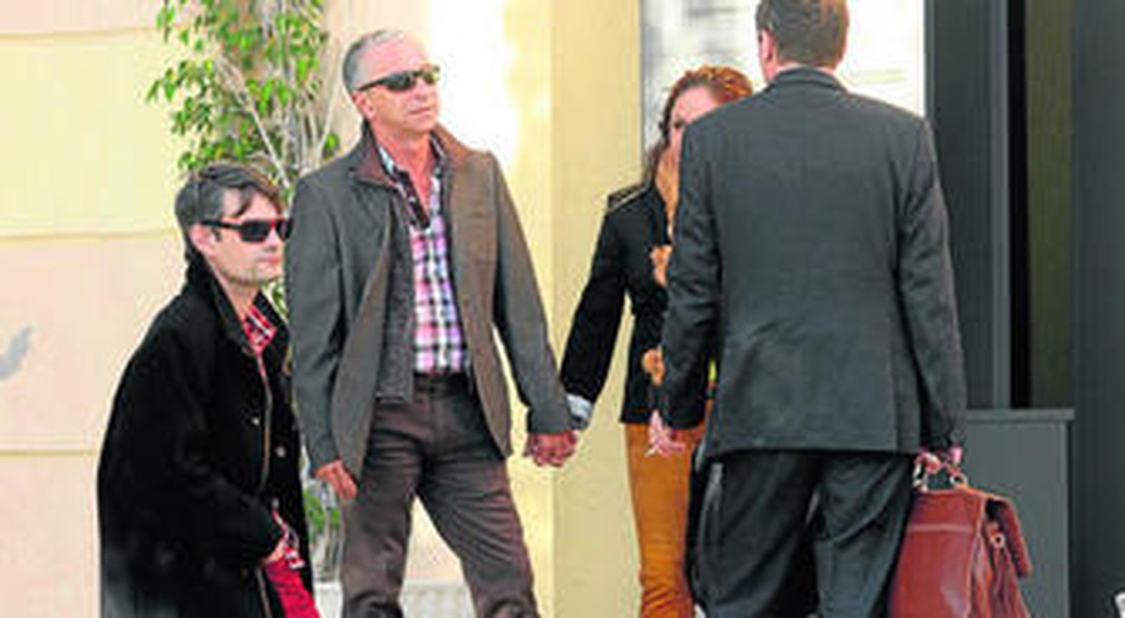 Alberto Tenorio (segundo por la izquierda), en la puerta de la Audiencia junto a Sergio Roselló y el abogado.