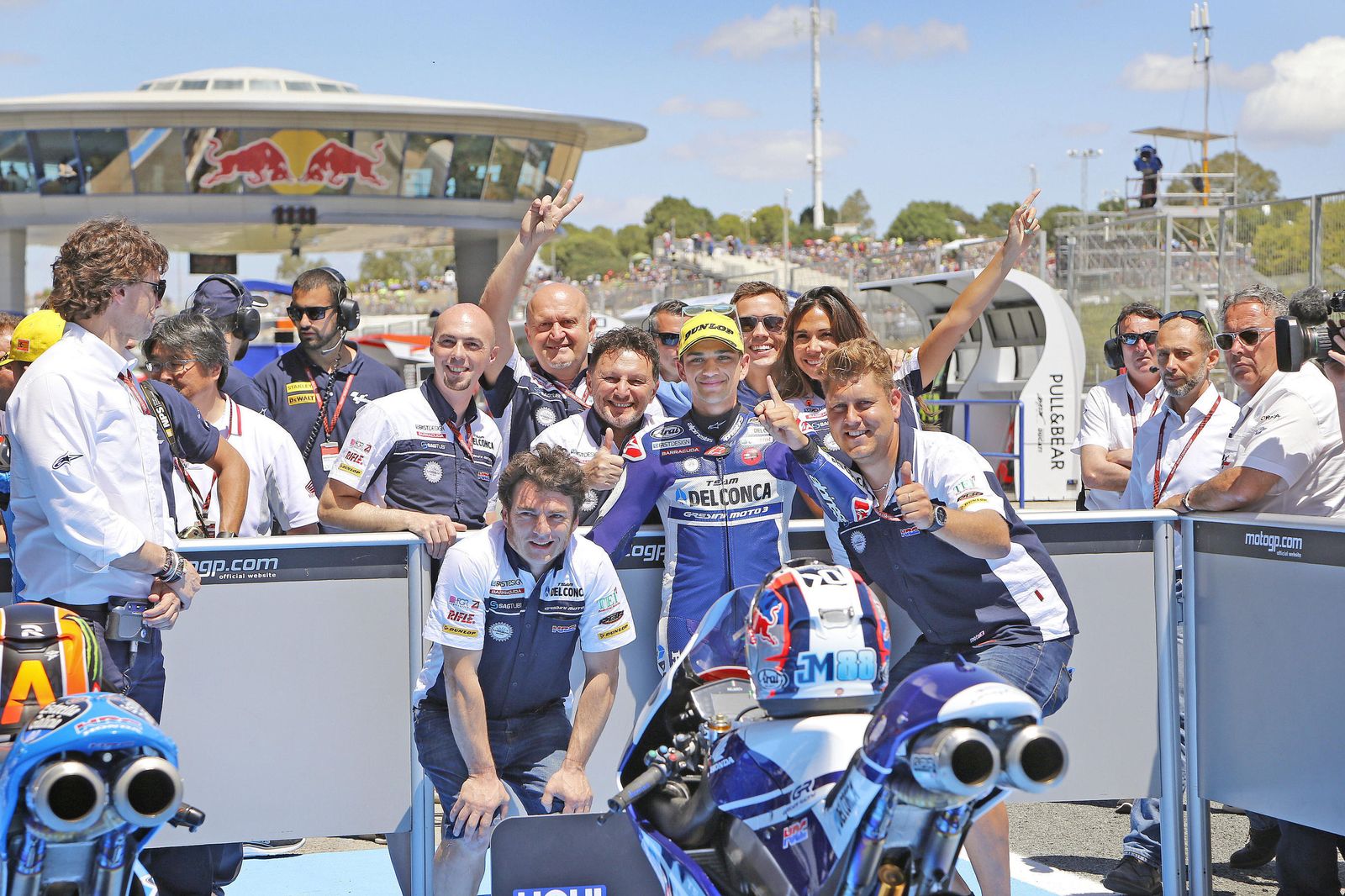 El madrileño Jorge Martín, 'poleman' en Moto3, sonríe junto a los miembros de su equipo al acabar la sesión clasificatoria.