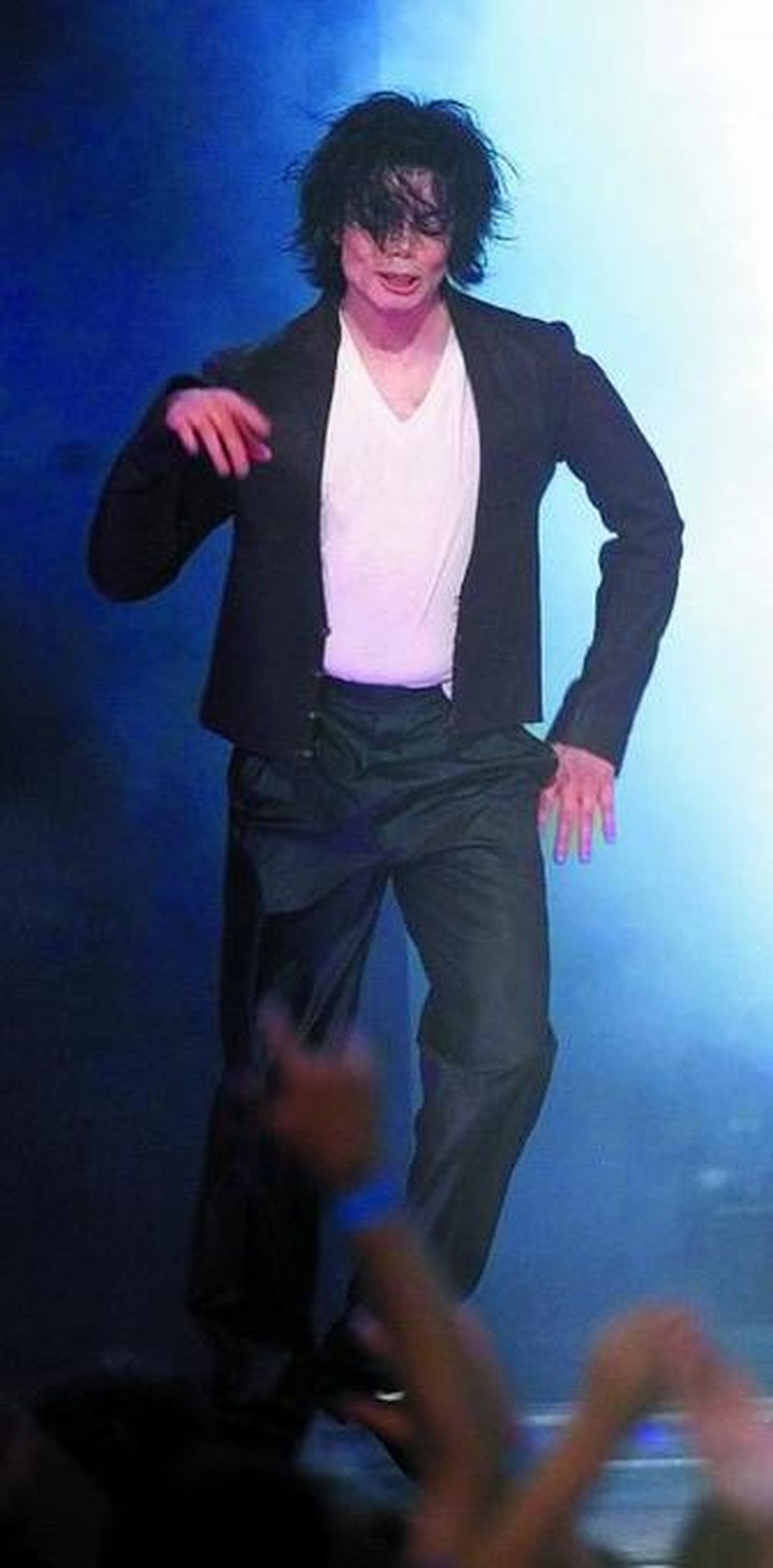 Michael Jackson baila durante el transcurso de un concierto.