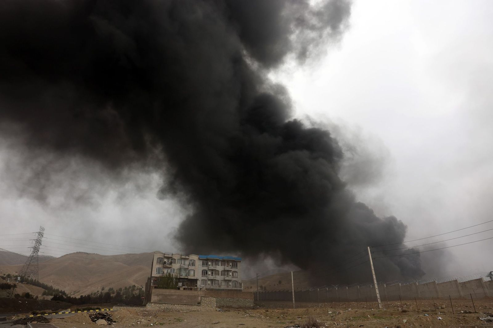 Galería gráfica: Teherán, bajo humo y ceniza tras los bombardeos sobre infraestructuras petroleras