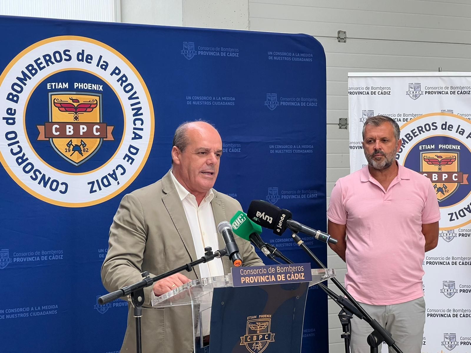 El presidente del Consorcio de Bomberos durante la presentación de los nuevos vehículos junto al alcalde de Conil.