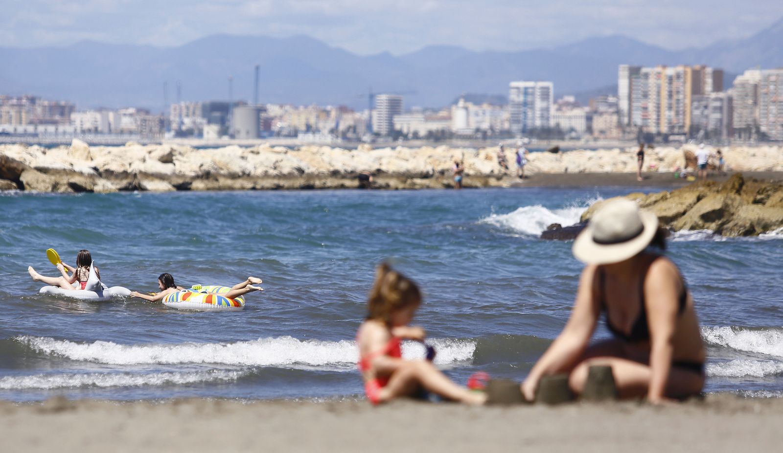 Primer domingo sin restricciones en la playa de Pedregalejo